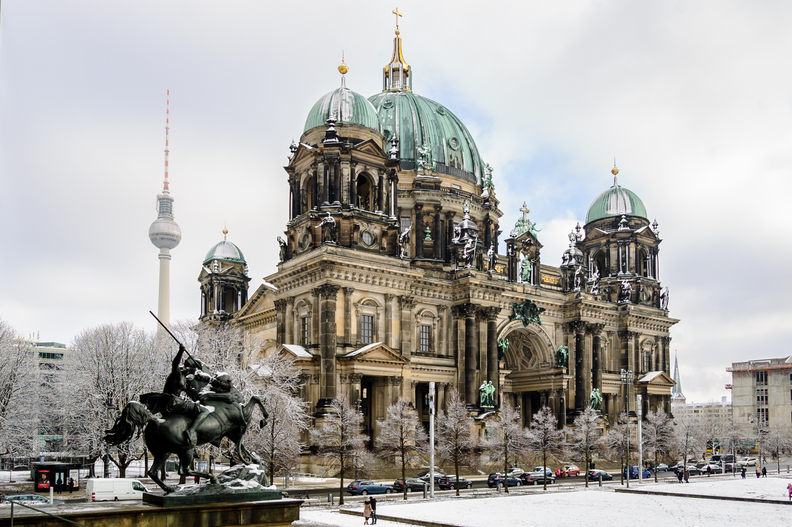 Snedækket Berlin Domkirke med TV-tårnet synligt i baggrunden
