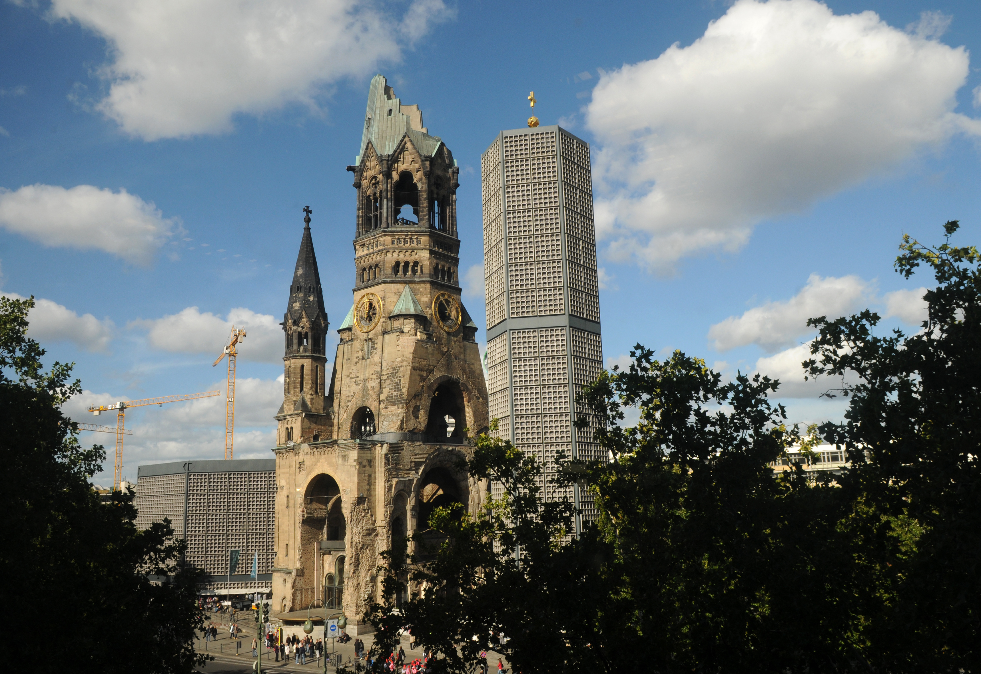 Historisk kirkeruin i Berlin med imponerende skyline og blå himmel
