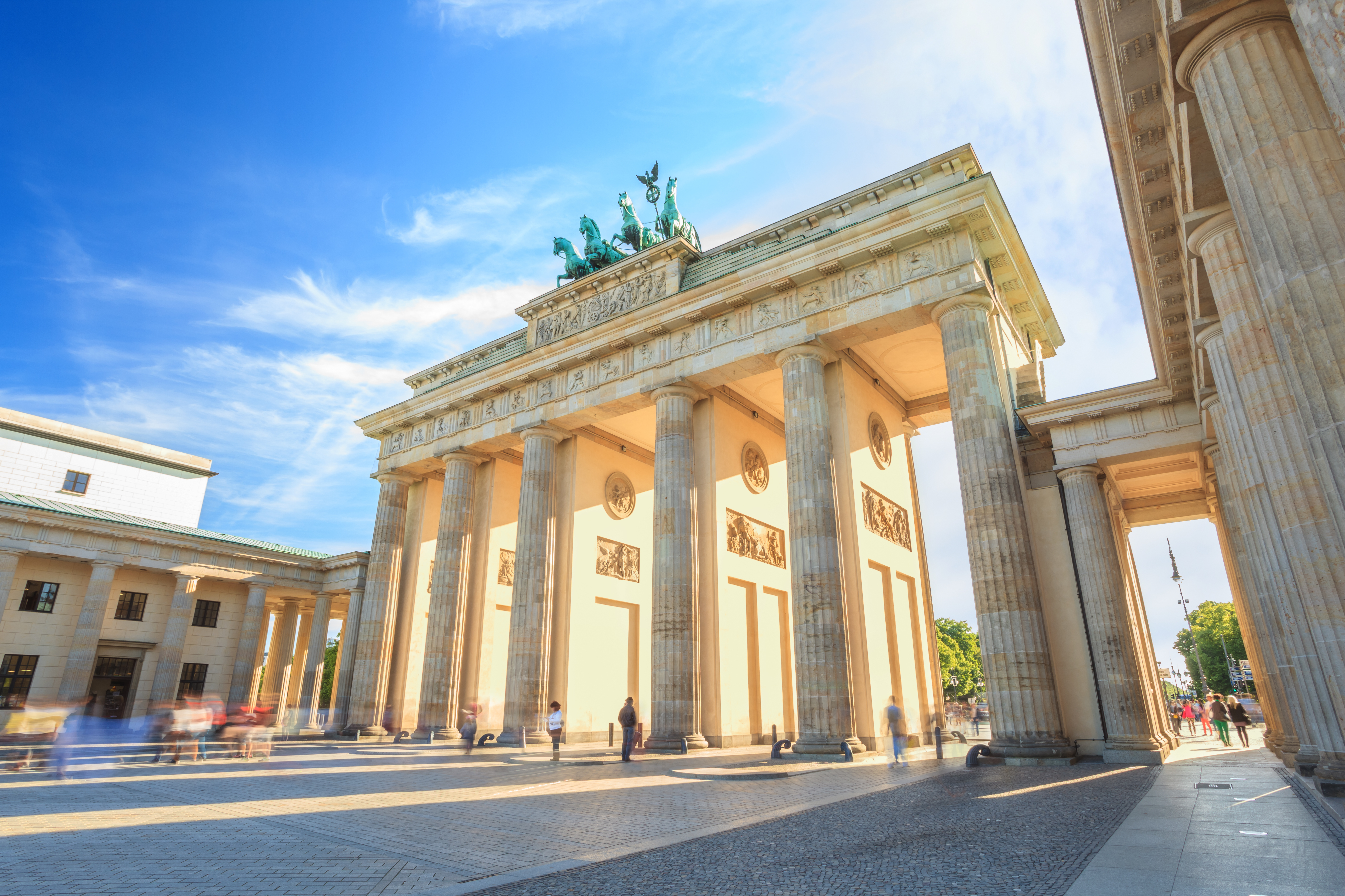 Klassisk arkitektur ved Brandenburger Tor i Berlin med doriske søjler