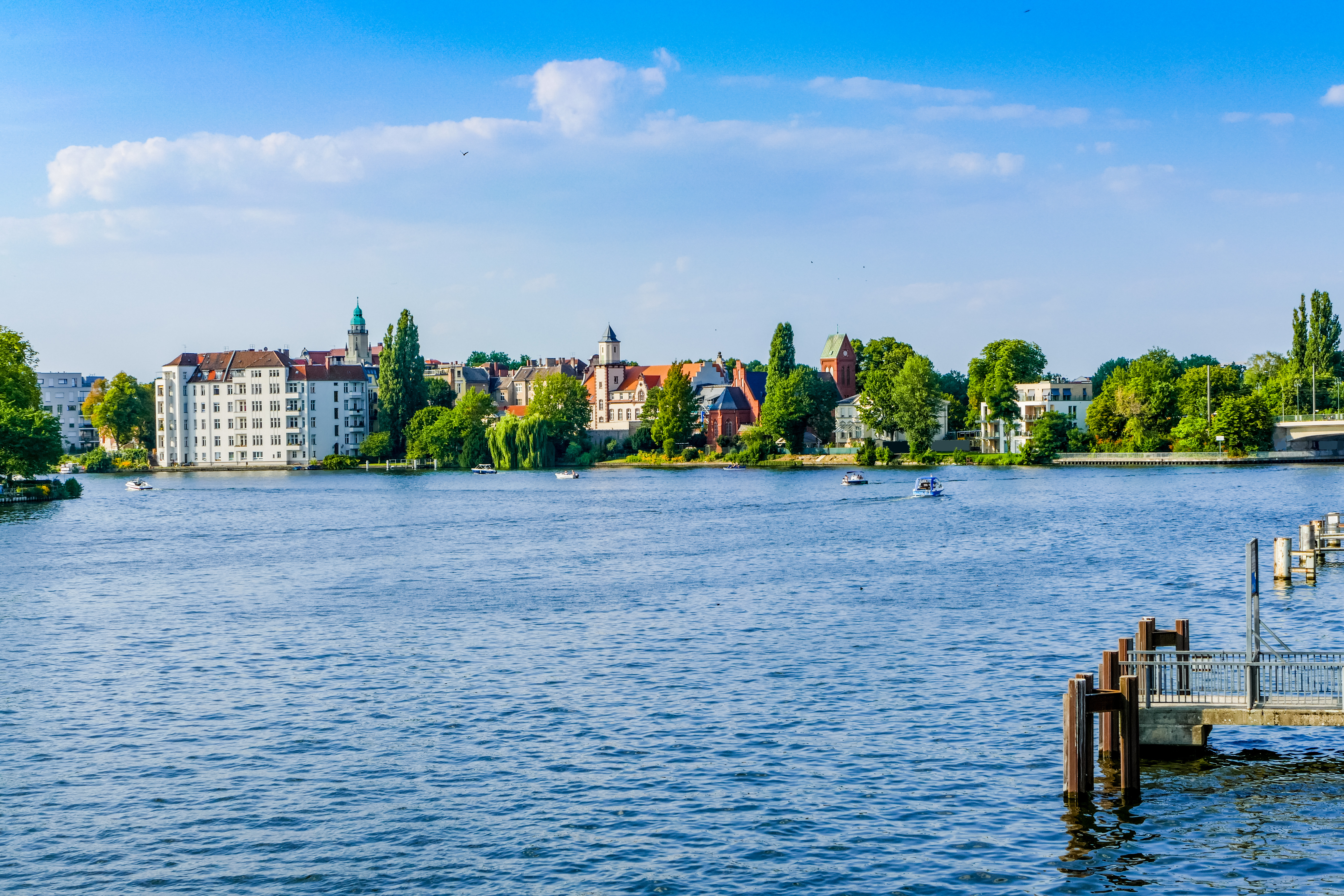Pittoresk udsigt over Köpenicks historiske byfront ved Müggelspree i Berlin med kirketårne og sommergrønne træer