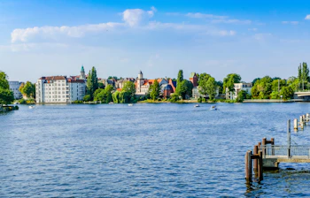 Pittoresk udsigt over Köpenicks historiske byfront ved Müggelspree i Berlin med kirketårne og sommergrønne træer