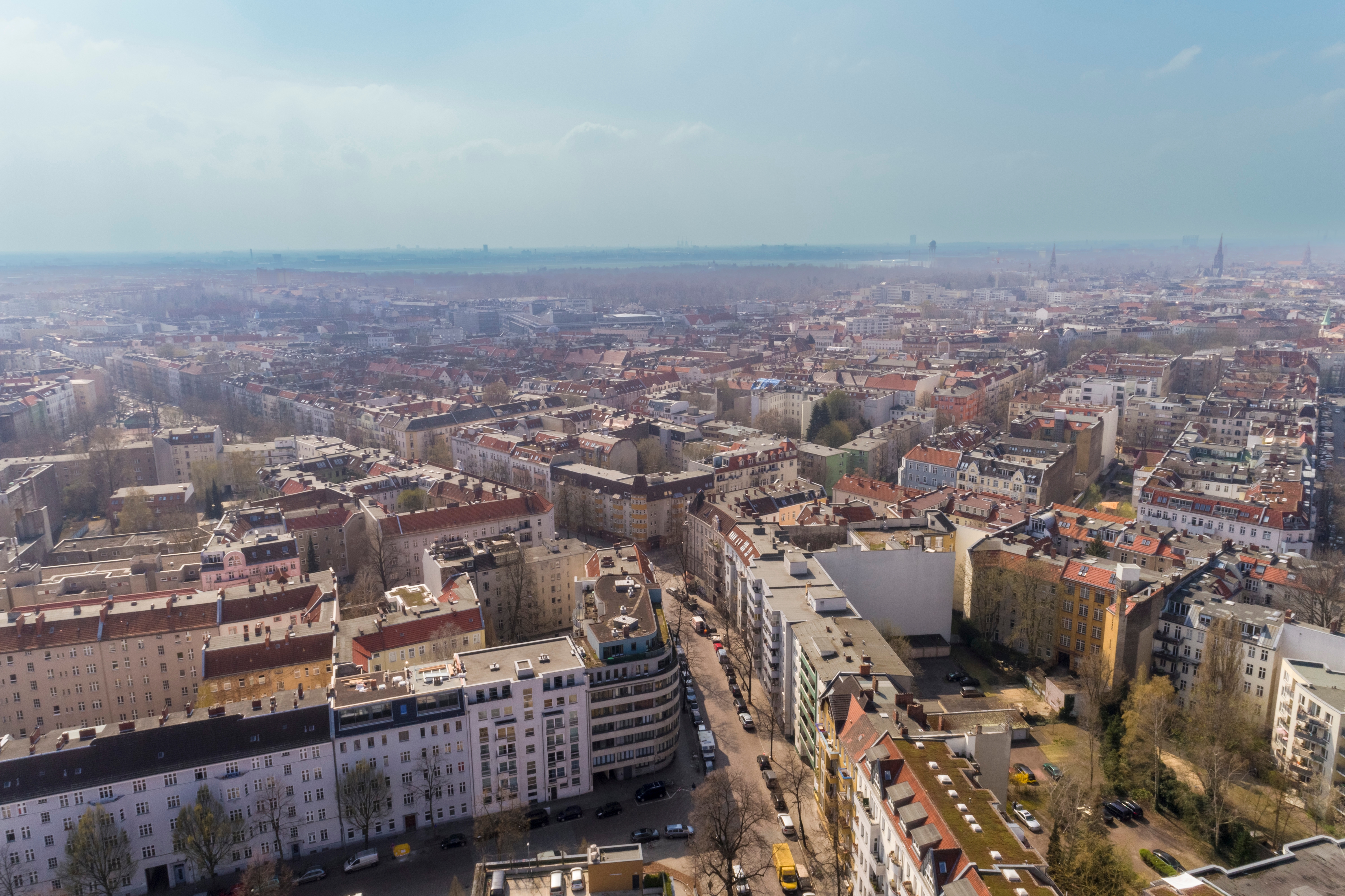 Panoramabillede fra luften over Berlin med de historiske bydele Kreuzberg og Neukölln