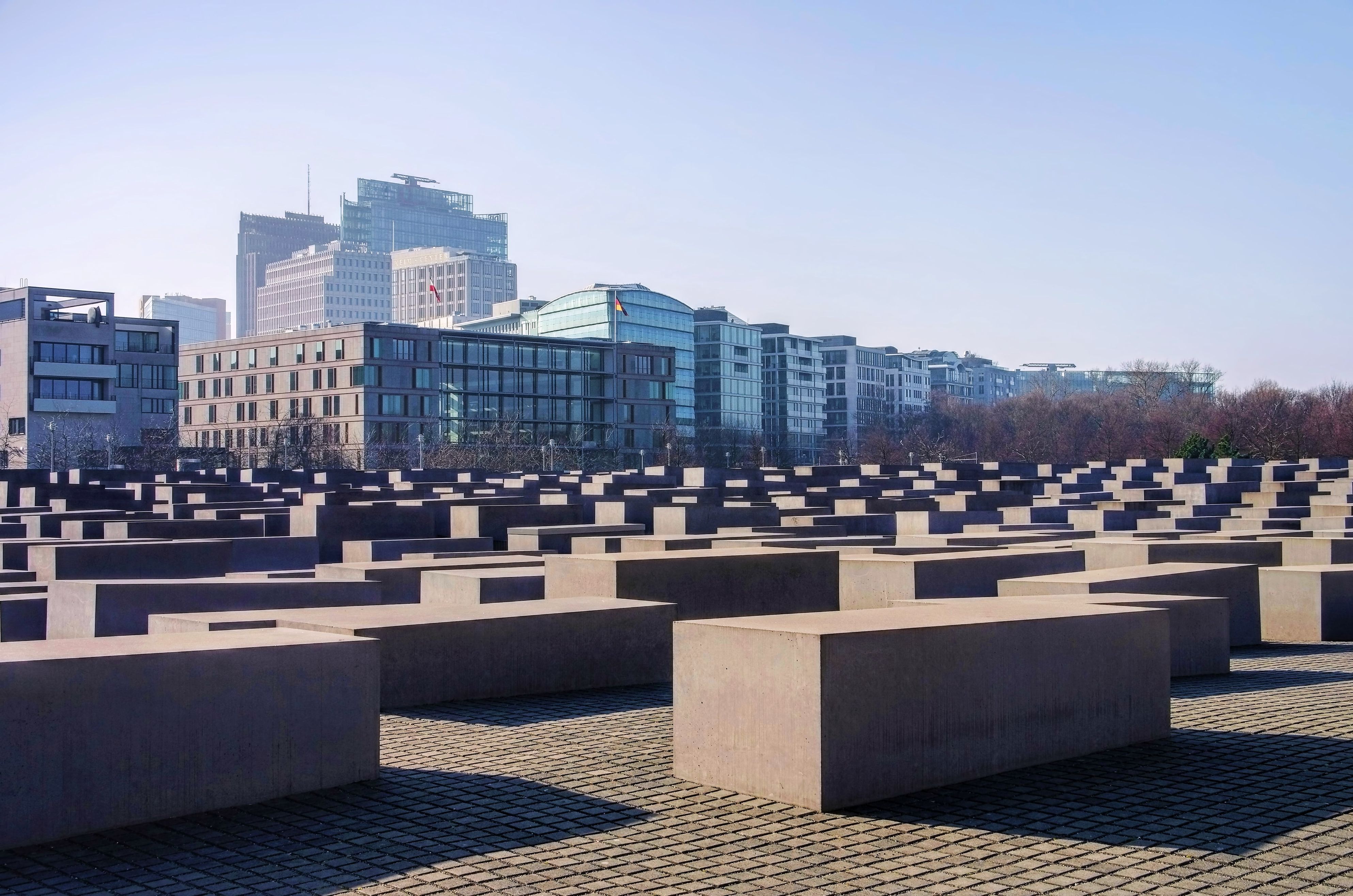 Holocaust Memorial i Berlin med grå betonblokke og moderne arkitektur