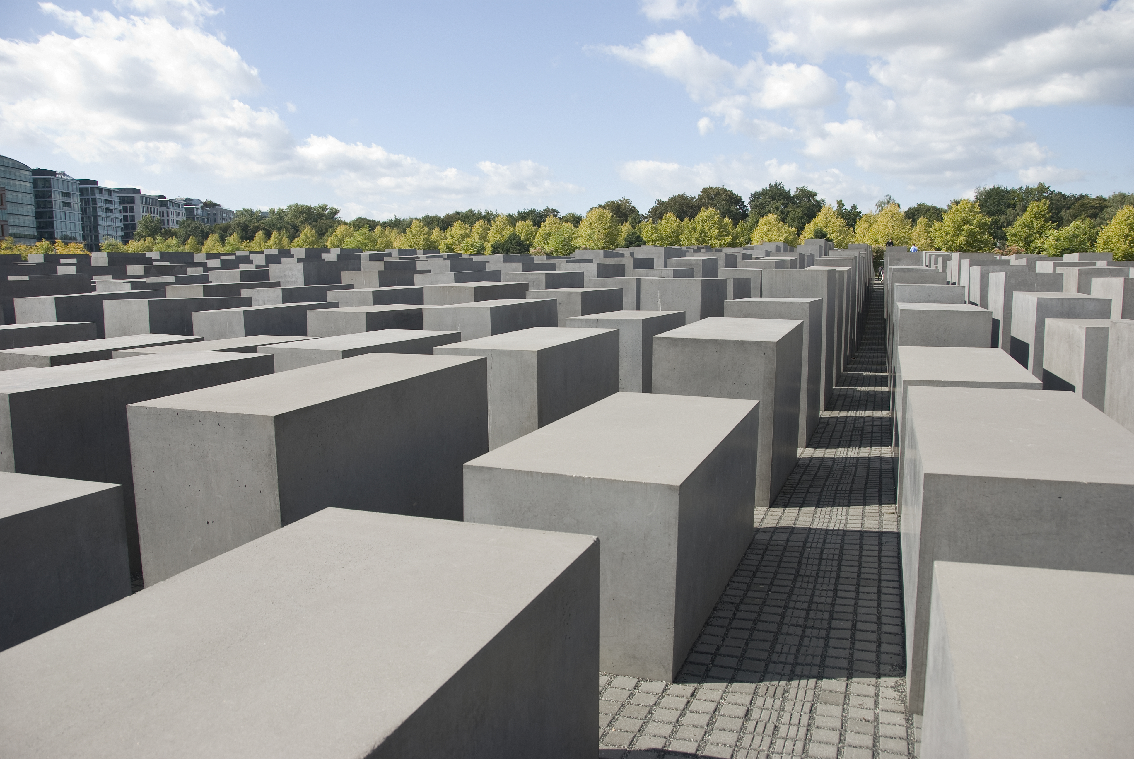 Mindesmærke for Holocaust i Berlin med imponerende felt af grå betonblokke og gående turister