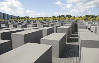 Mindesmærke for Holocaust i Berlin med imponerende felt af grå betonblokke og gående turister