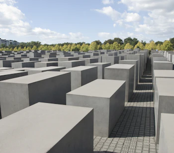 Mindesmærke for Holocaust i Berlin med imponerende felt af grå betonblokke og gående turister