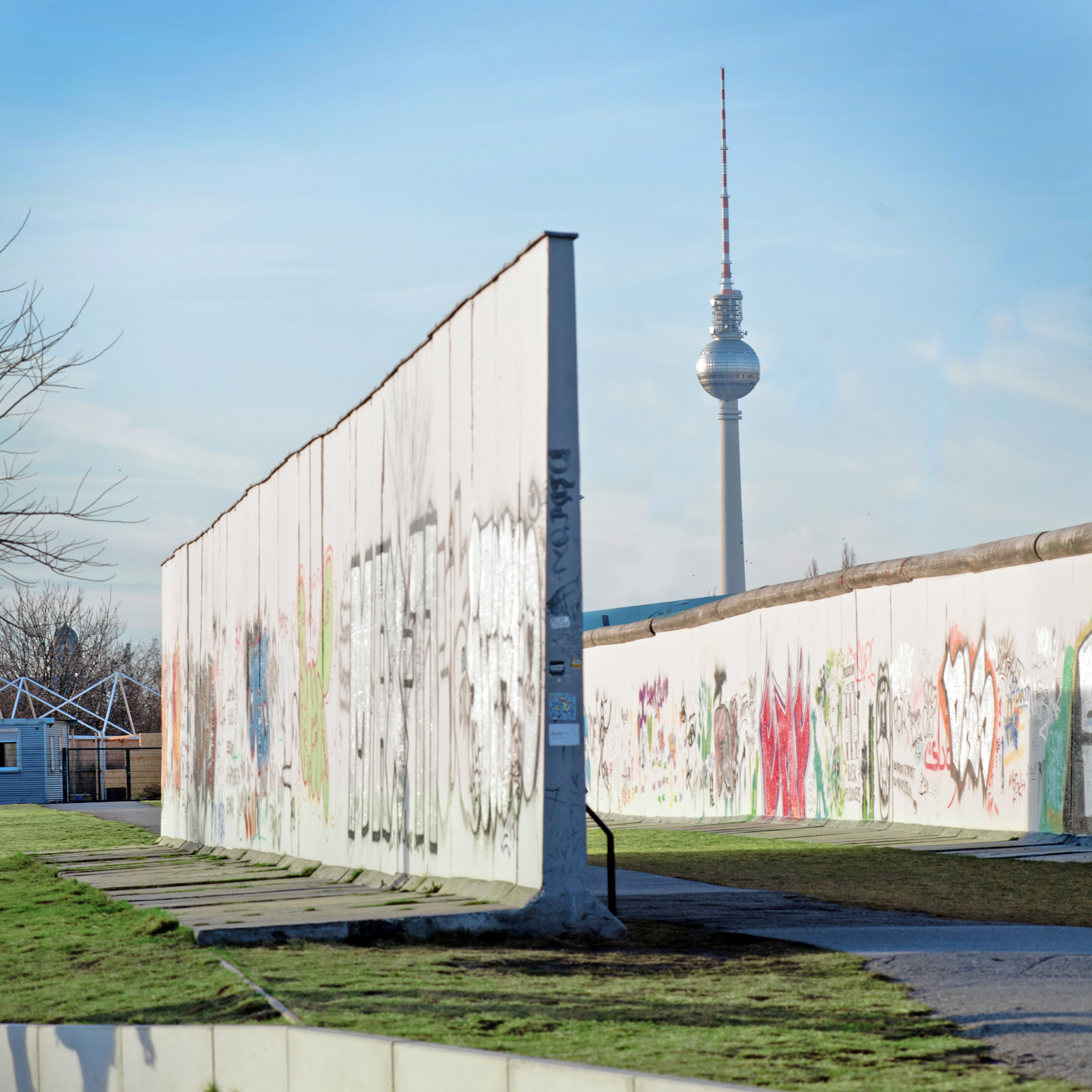 Berlin Mur memorial med graffiti og det berømte TV-tårn i baggrunden