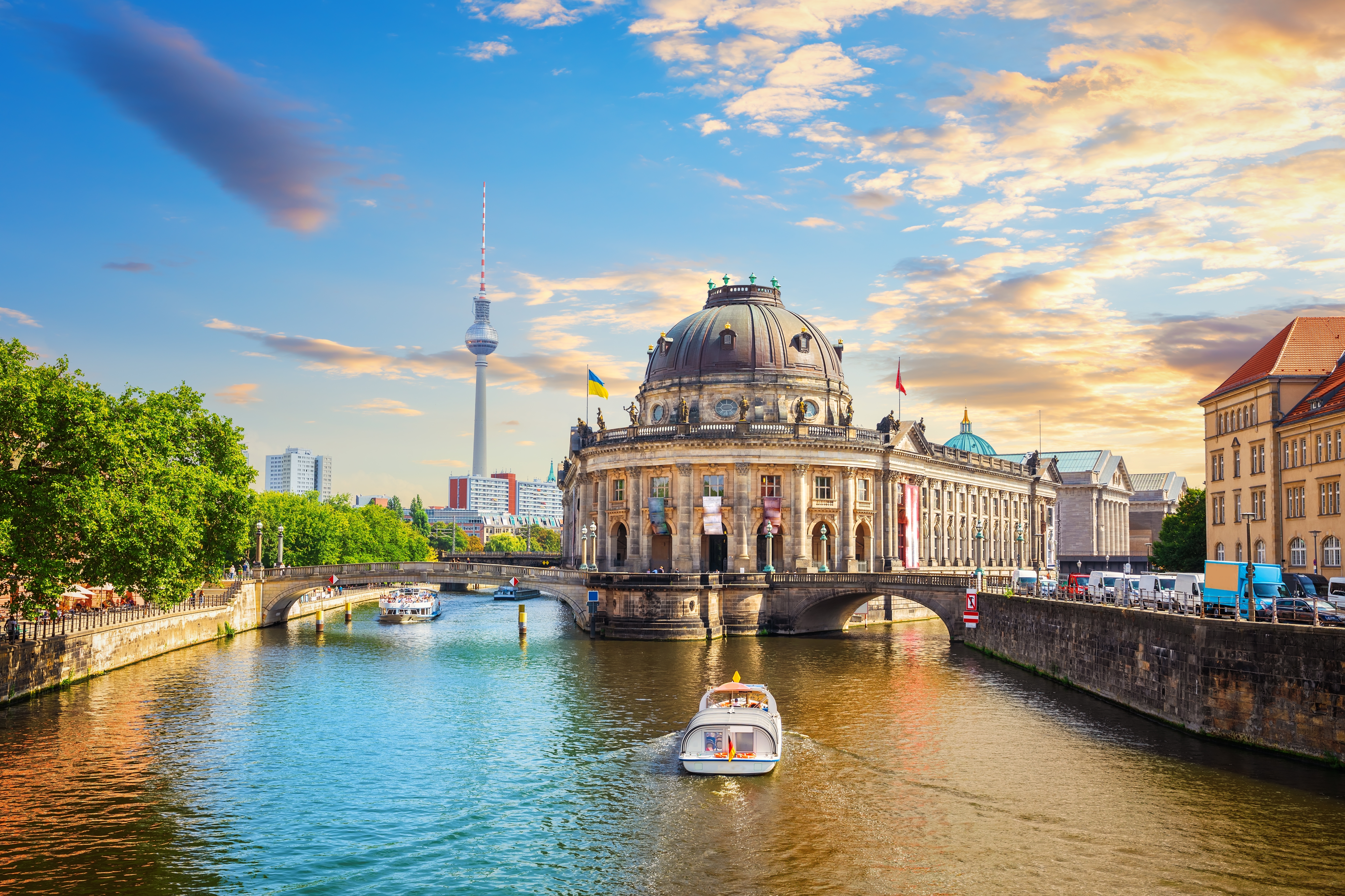 Museum ø Berlin med Spree flod og lysende aftenhimmel