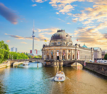 Museum ø Berlin med Spree flod og lysende aftenhimmel