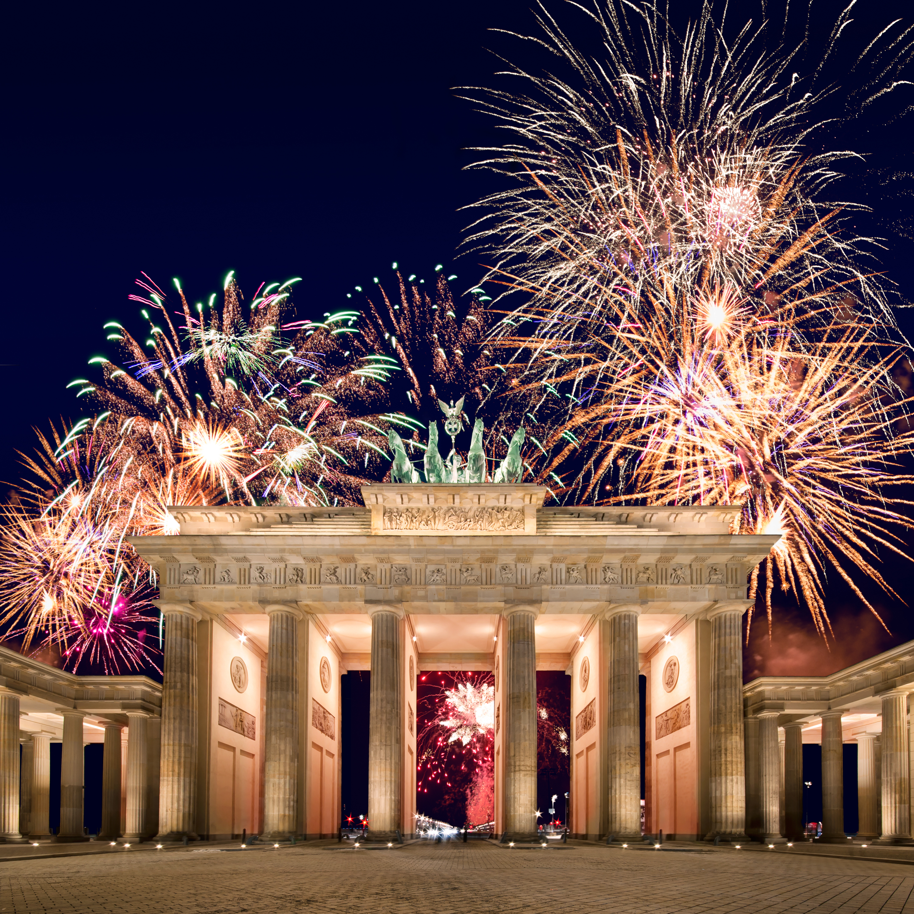 Imponerende nytårsfyrværkeri illuminerer Brandenburger Tor i Berlin