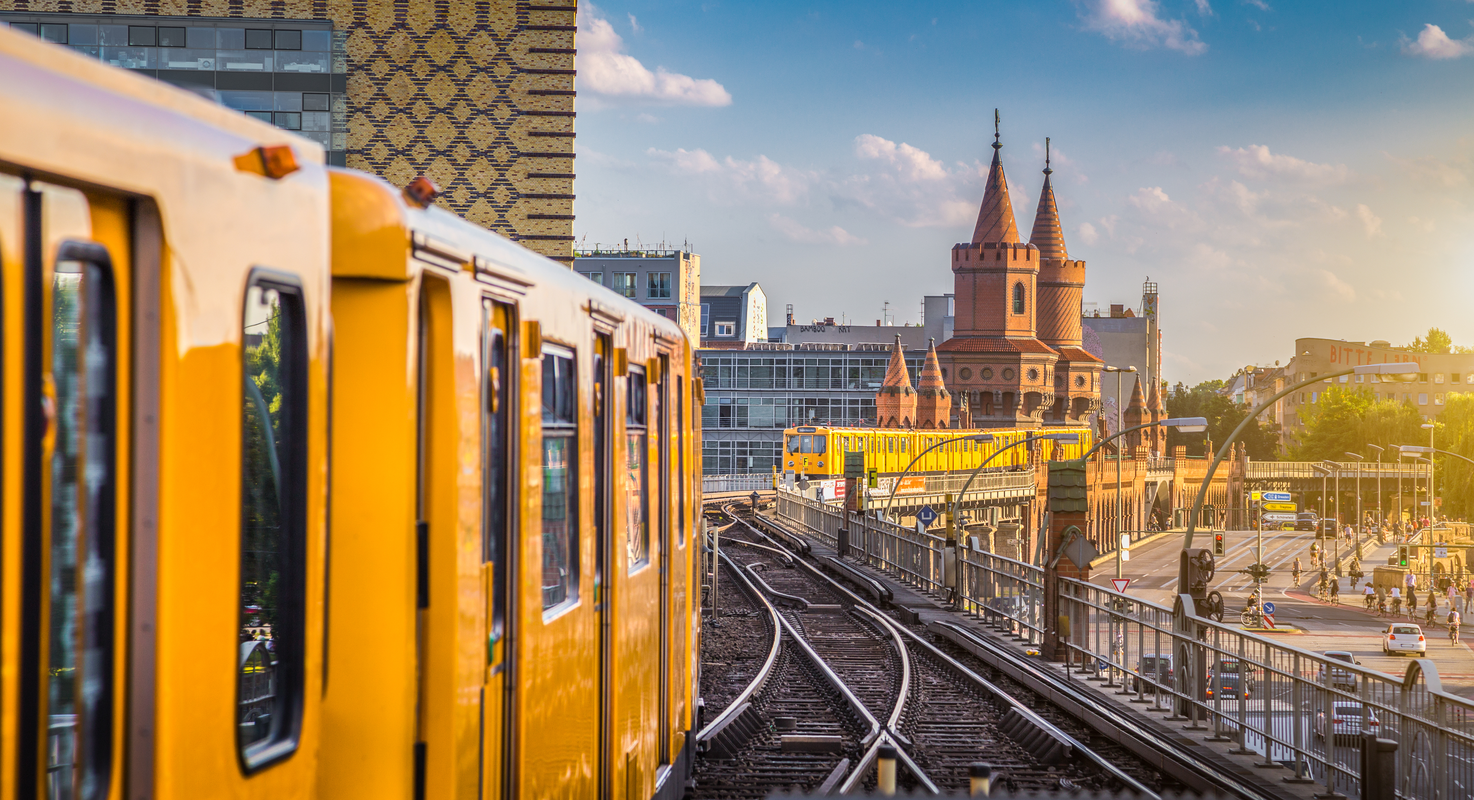 Offentlig transport i Berlin ved Oberbaum Broen under solnedgang