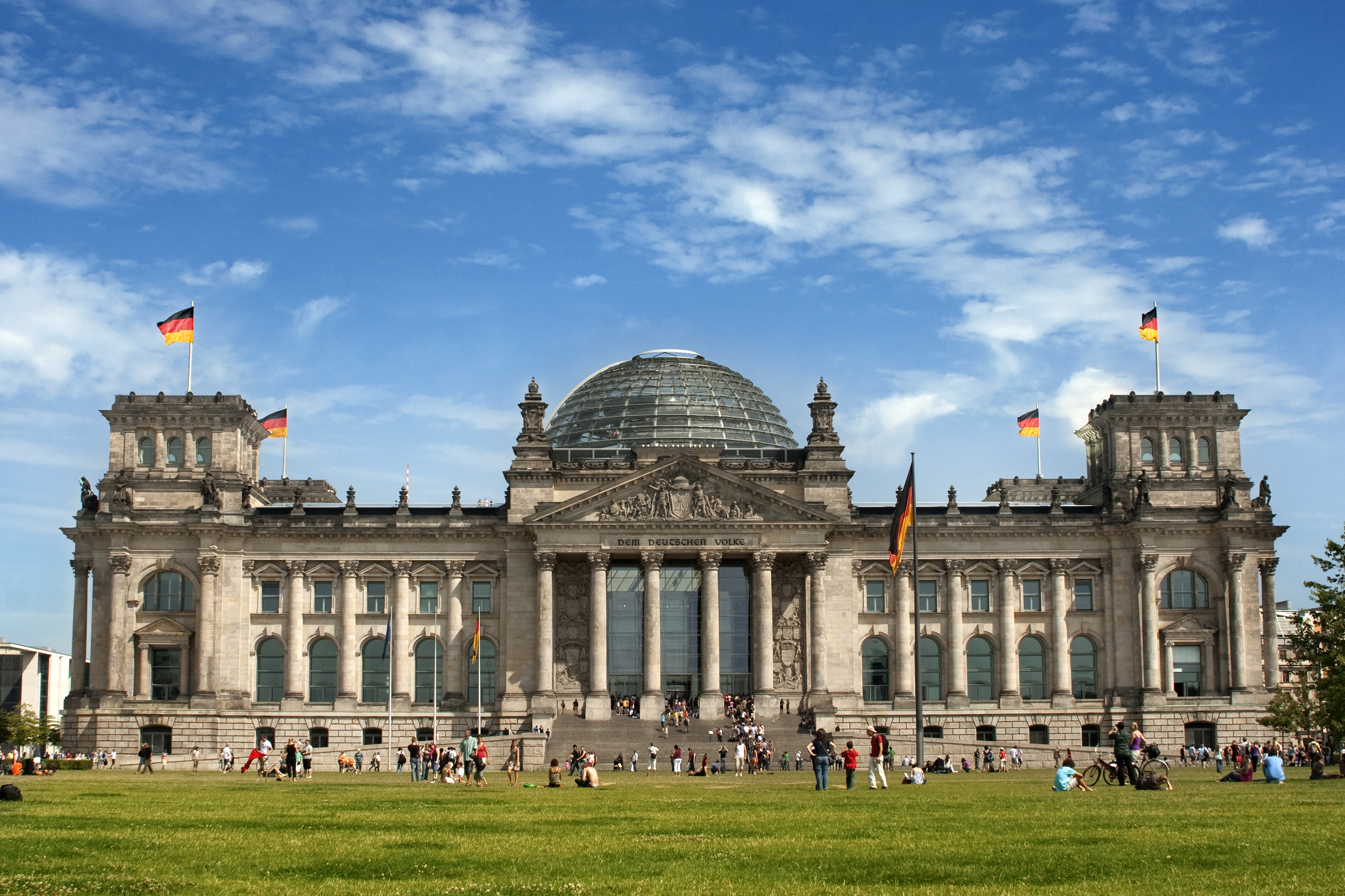 Tysk parlament Reichstag i Berlin med blå himmel og hvide skyer