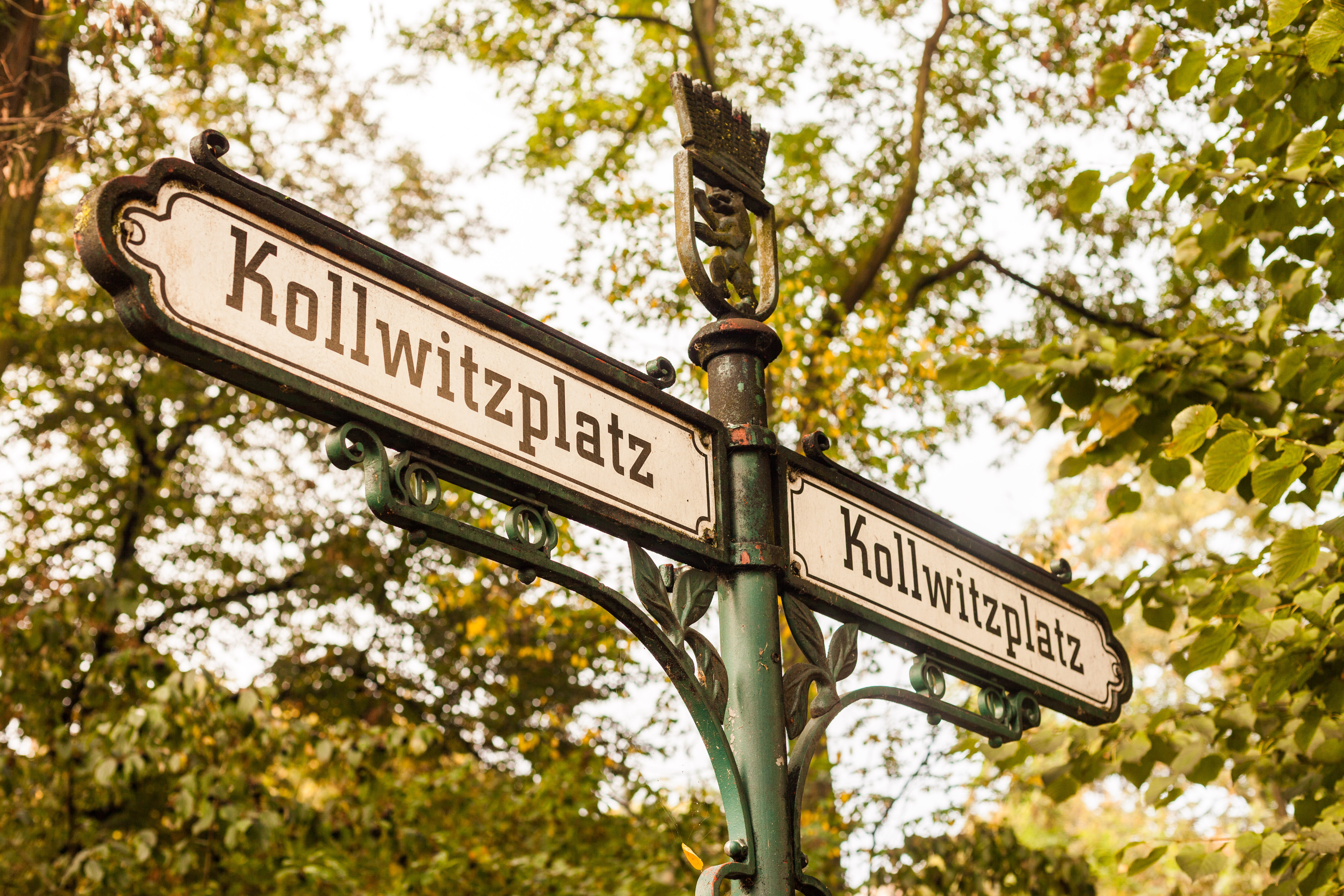 Charmerende vintage gadeskilt ved Kollwitzplatz i Prenzlauer Berg, et af Berlins mest populære kvarterer