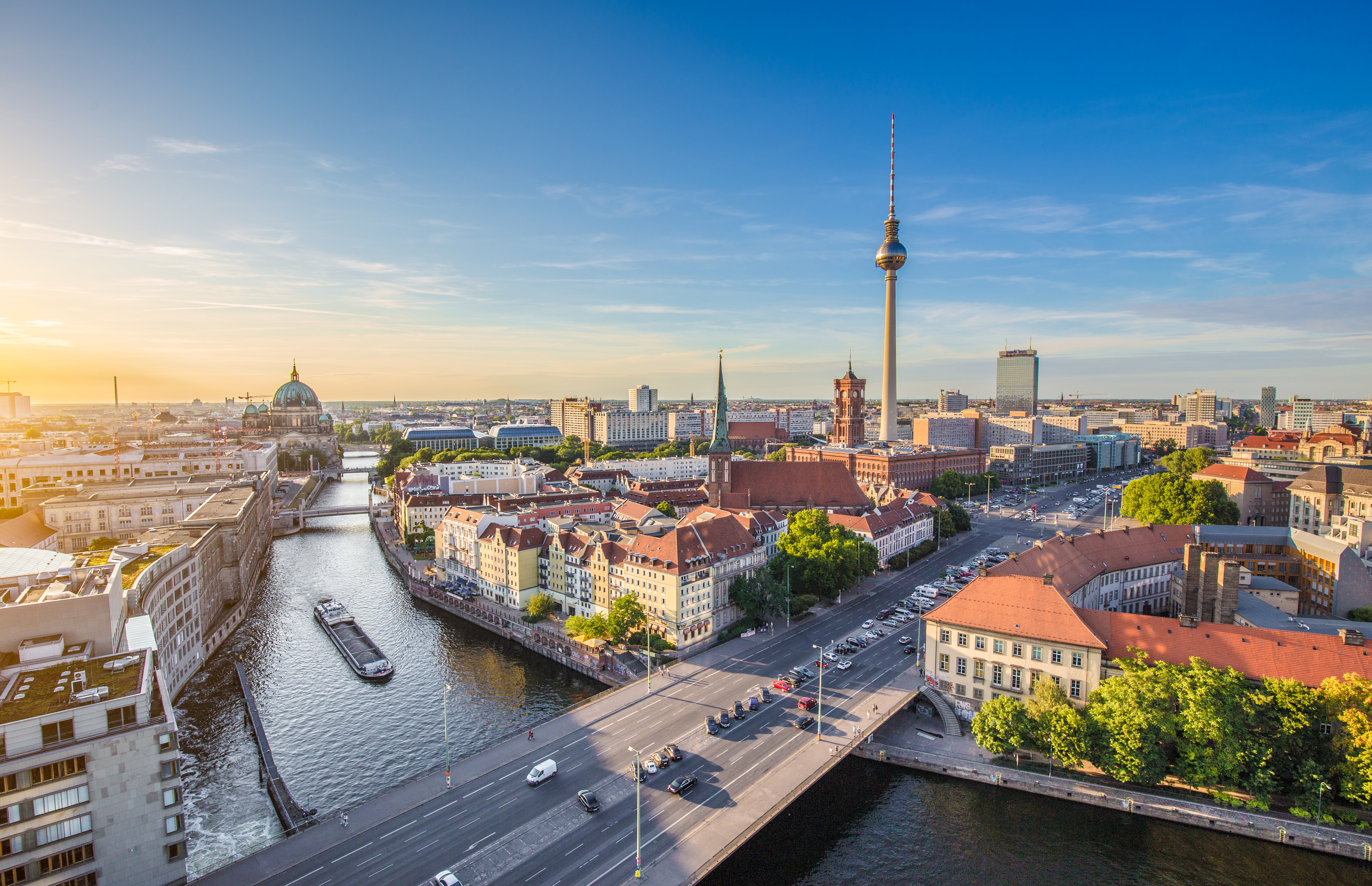 Smuk udsigt over Berlin centrum med bro, flod og TV-tårn i aftensol