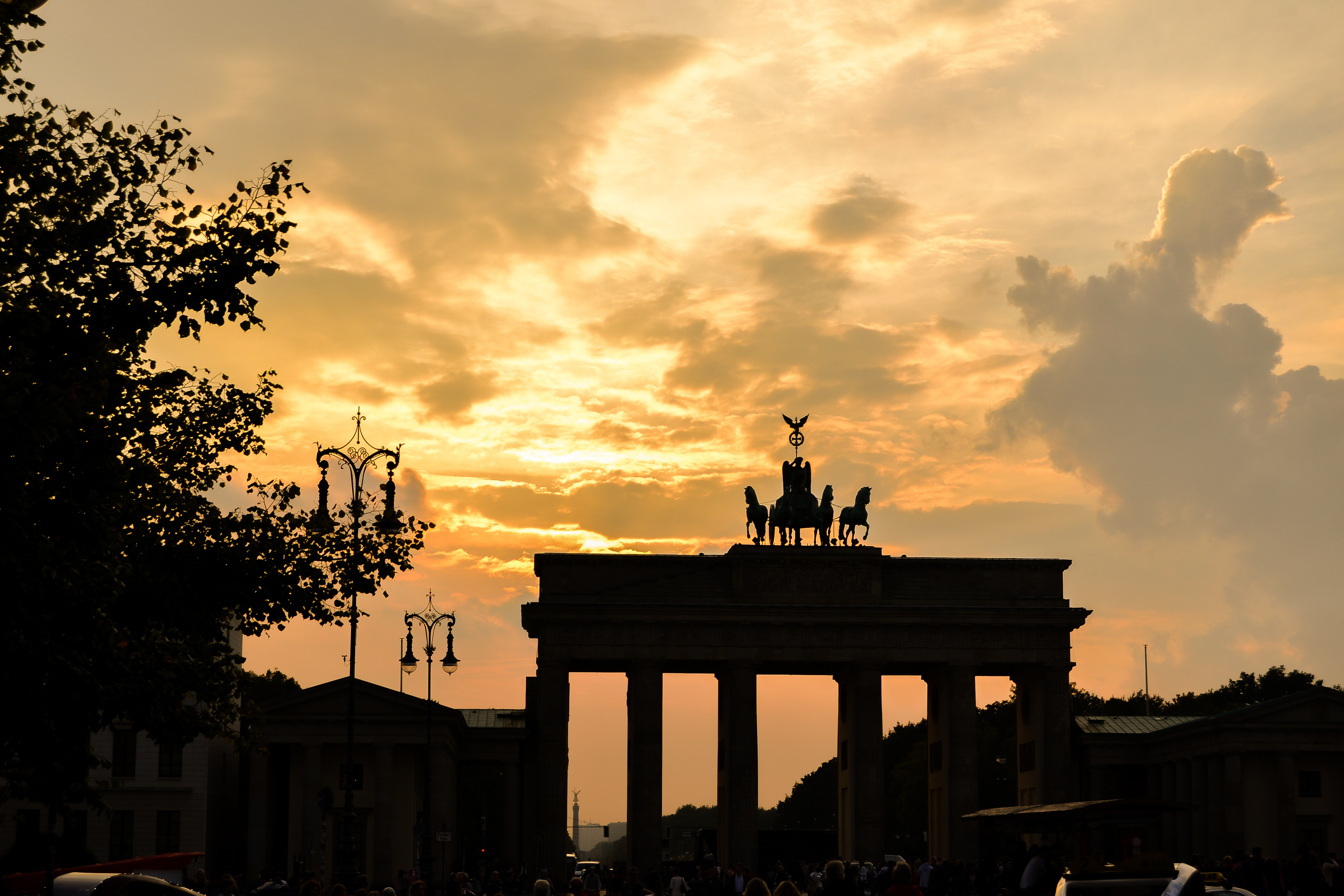 Brandenburg Gate ved solnedgang - ikonisk seværdighed i Berlin Tyskland