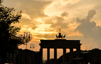 Brandenburg Gate ved solnedgang - ikonisk seværdighed i Berlin Tyskland