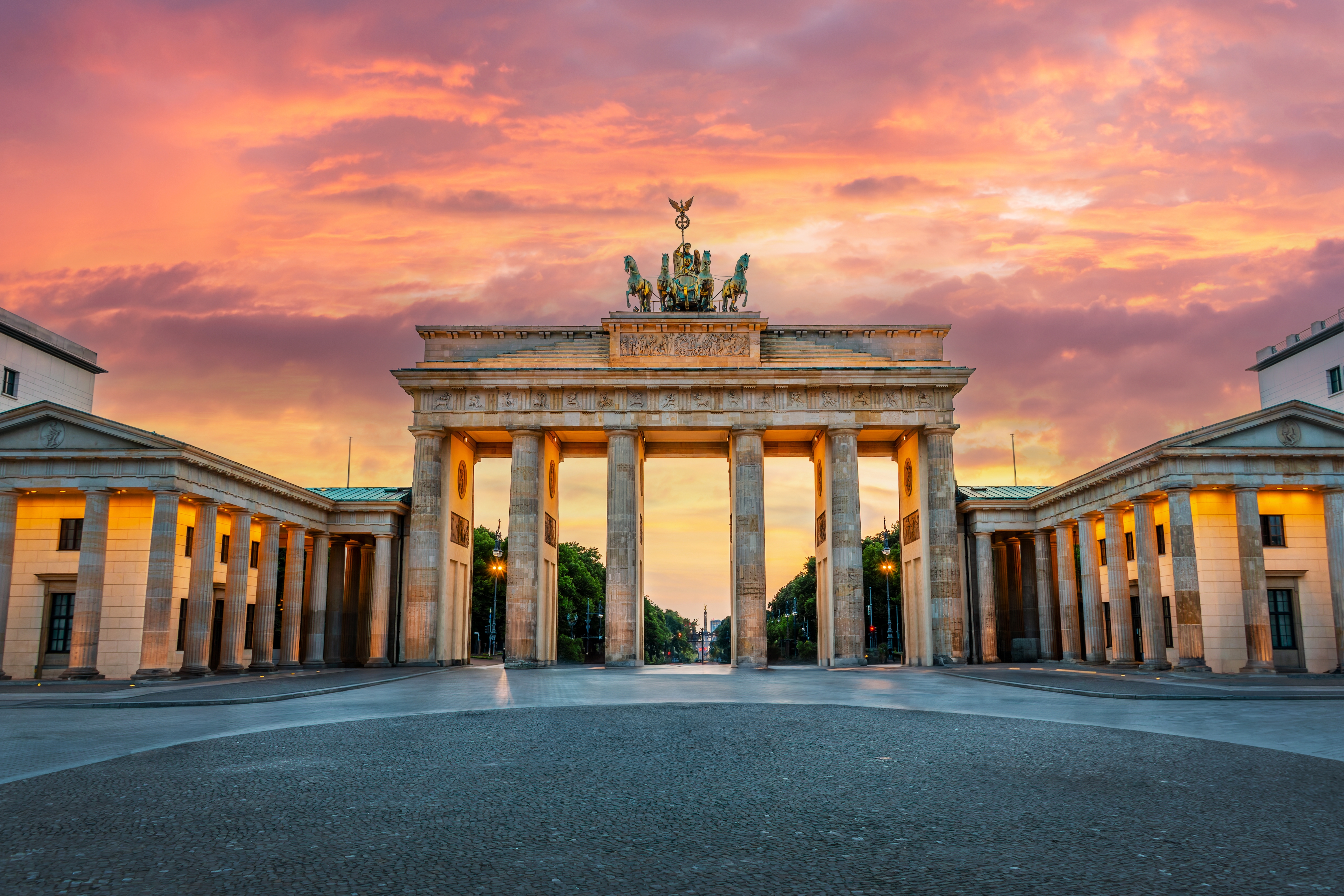 Berlins berømte Brandenburger Tor oplyst ved solnedgang med flotte søjler og klassisk tysk arkitektur