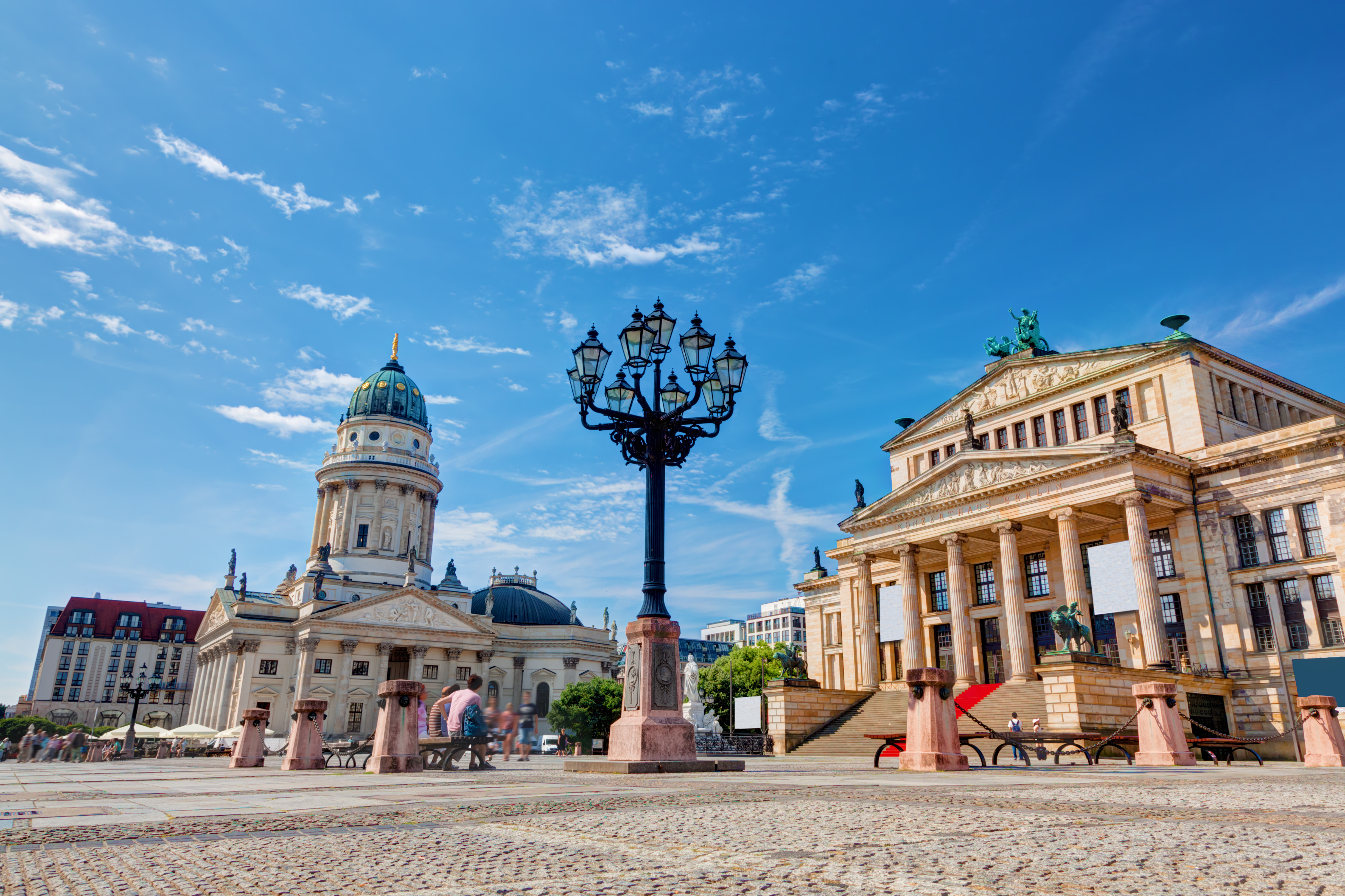 Gendarmenmarkt plads med imponerende domkirker og koncertsal i Berlin
