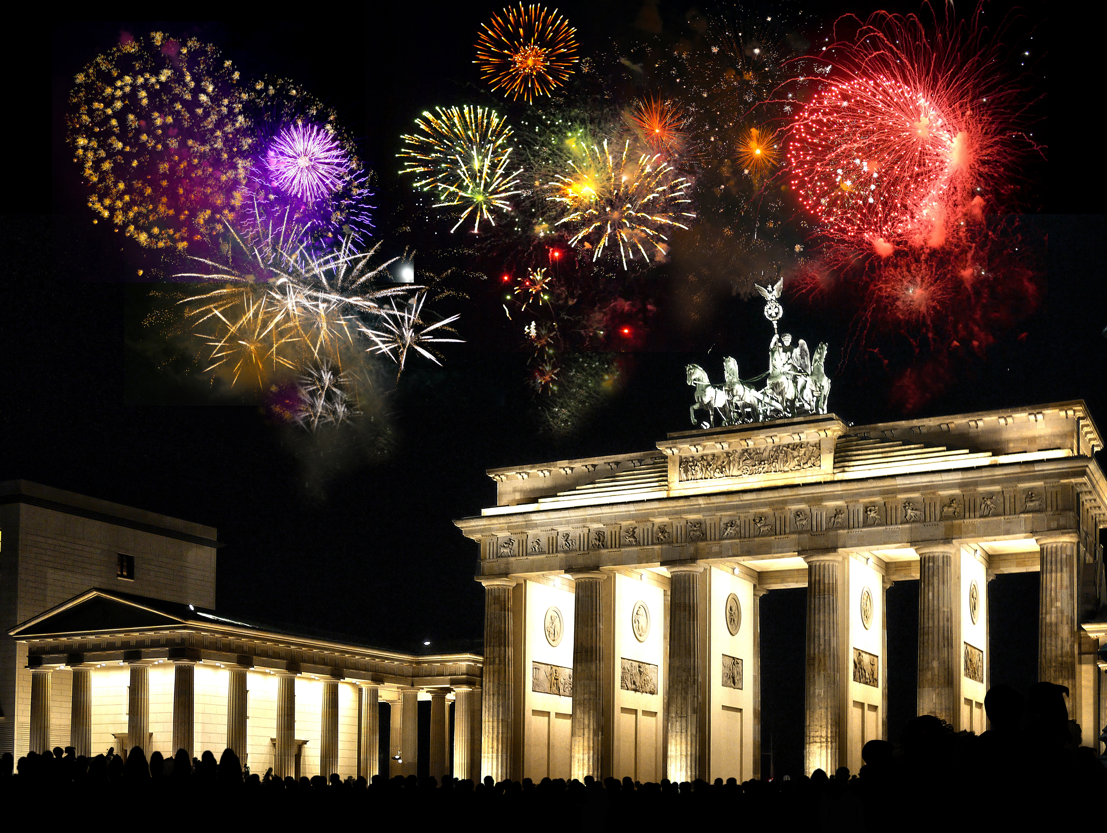 Storslået nytårsfyrværkeri over Brandenburger Tor i Berlin med folkemængde