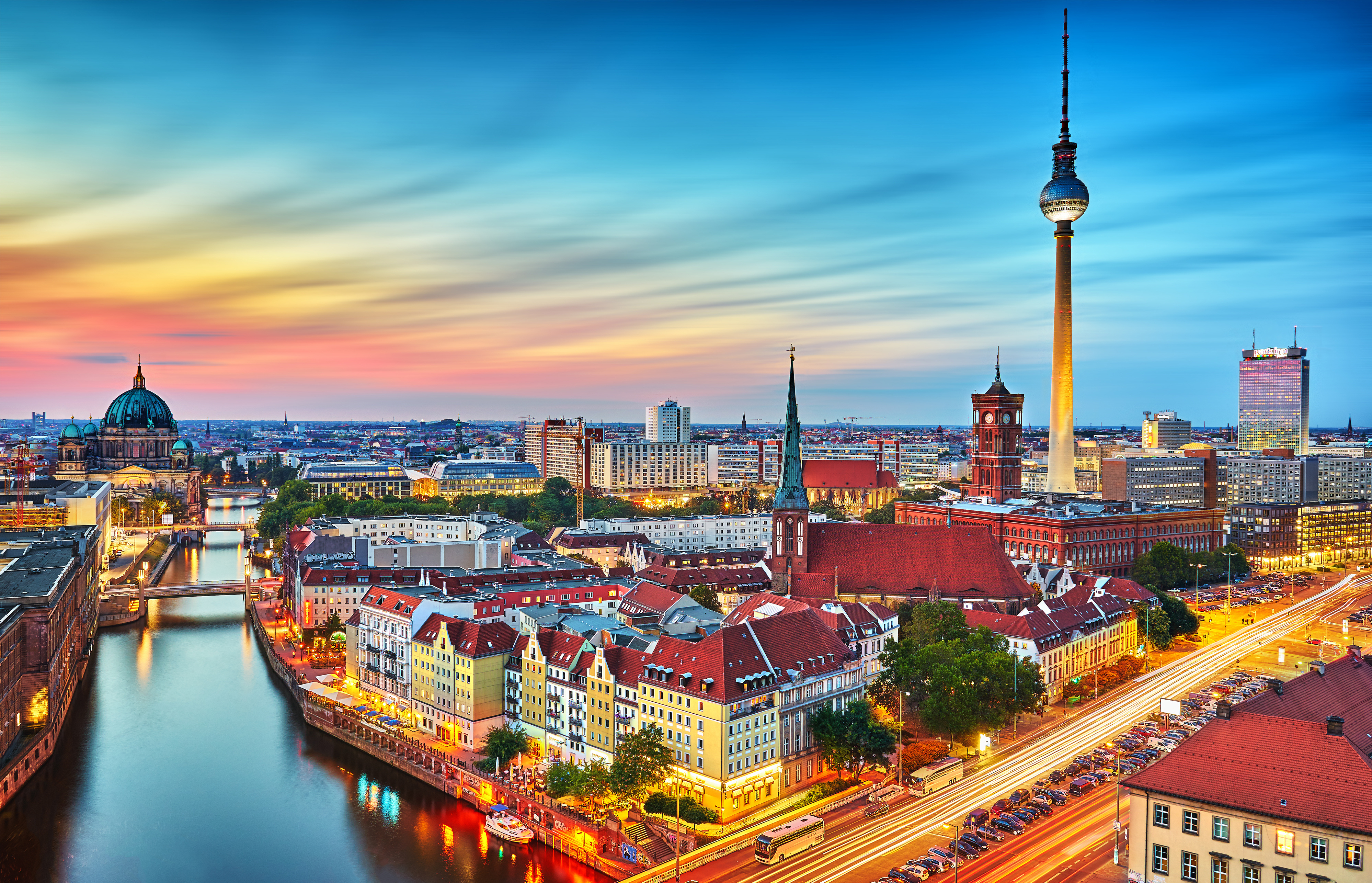 Farverig solnedgang over Berlins skyline med udsigt til TV-tårnet, Berliner Dom og det røde rådhus ved Spreefloden