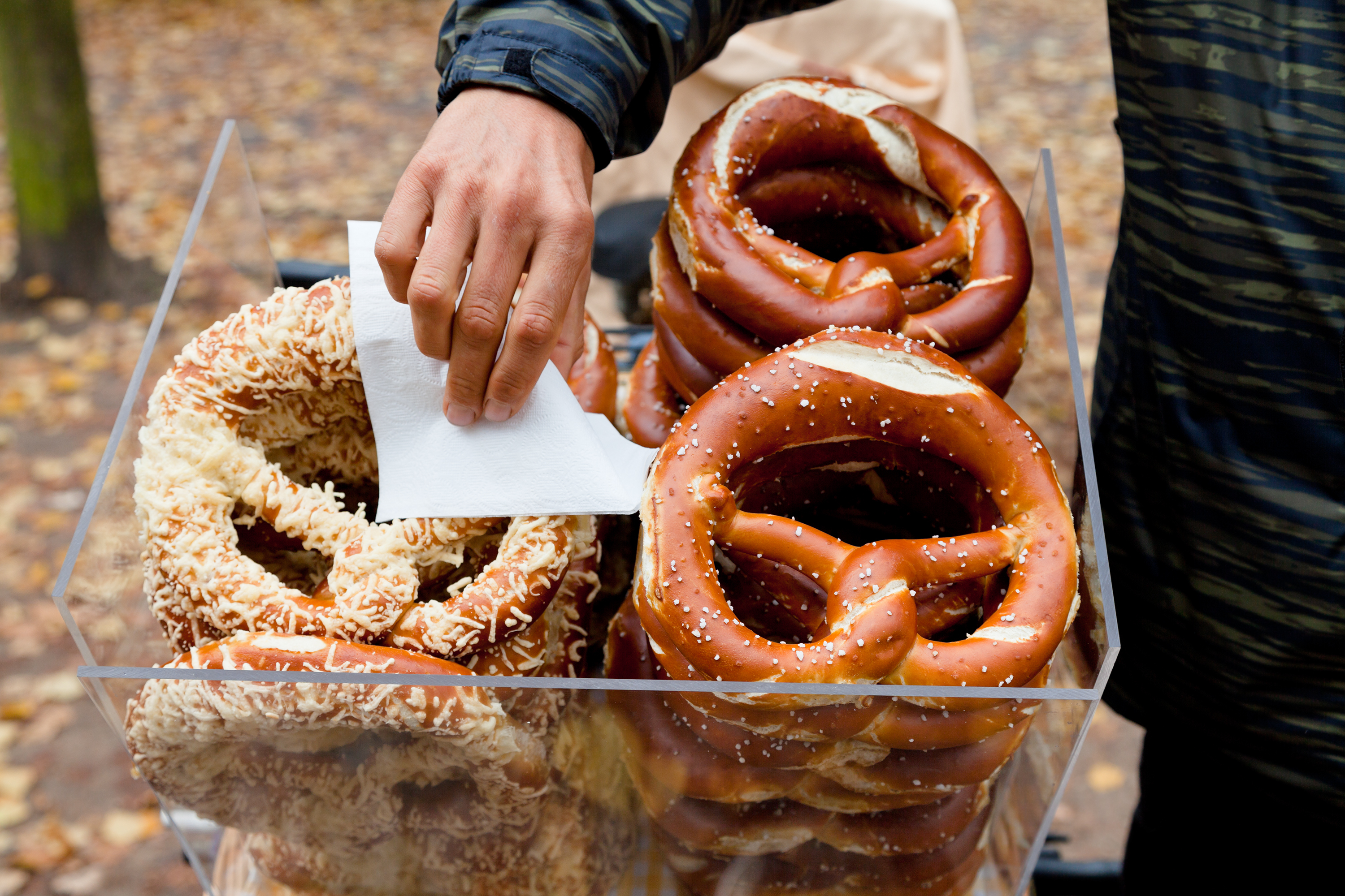 Berlin street food med traditionelle tyske bretzels