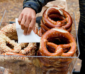 Berlin street food med traditionelle tyske bretzels