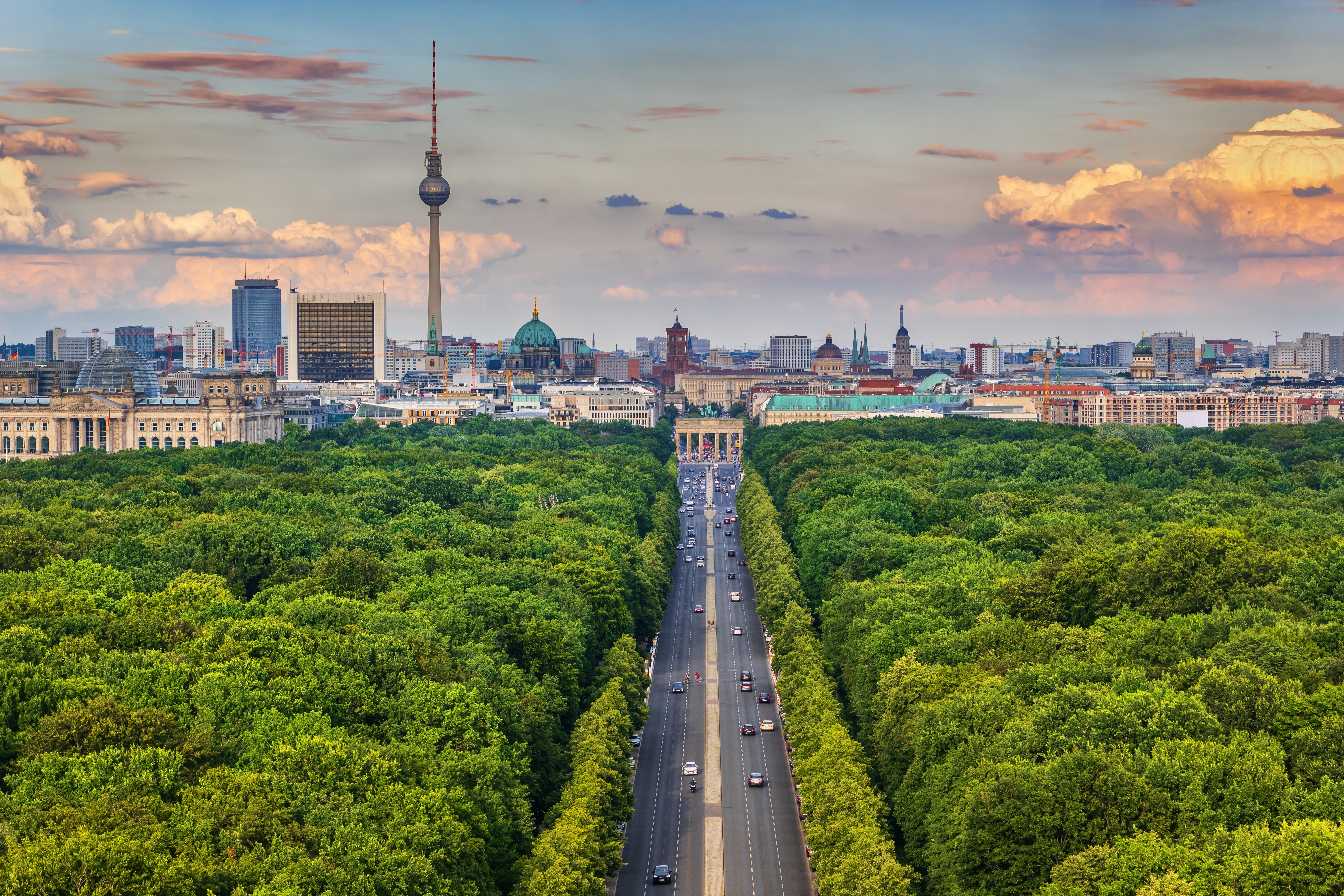 Fugleperspektiv over Berlin med Tiergarten park og Brandenburger Tor i centrum