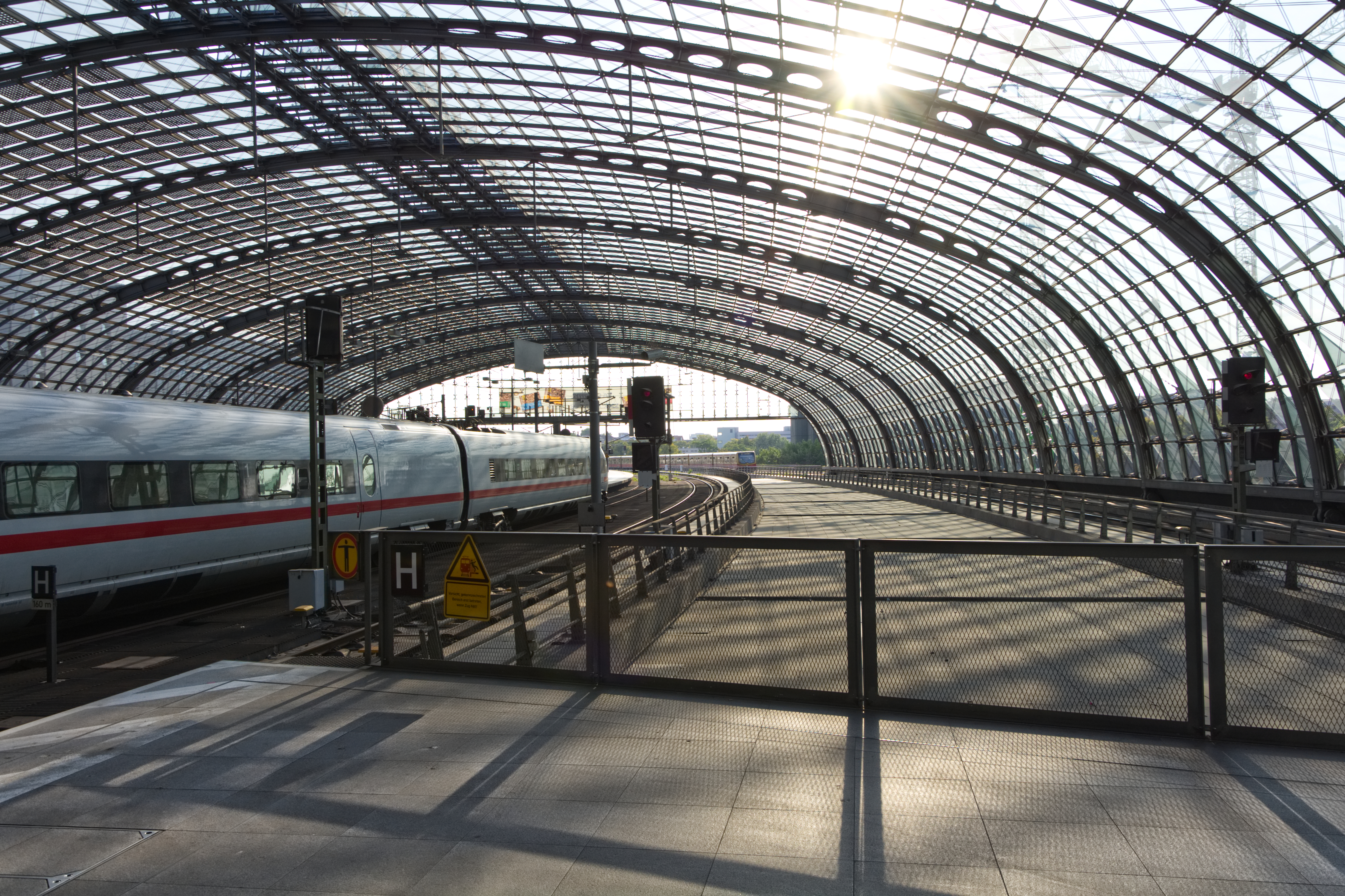 Spektakulært glasloft over perronen på Berlin Hauptbahnhof med ICE tog klar til afgang