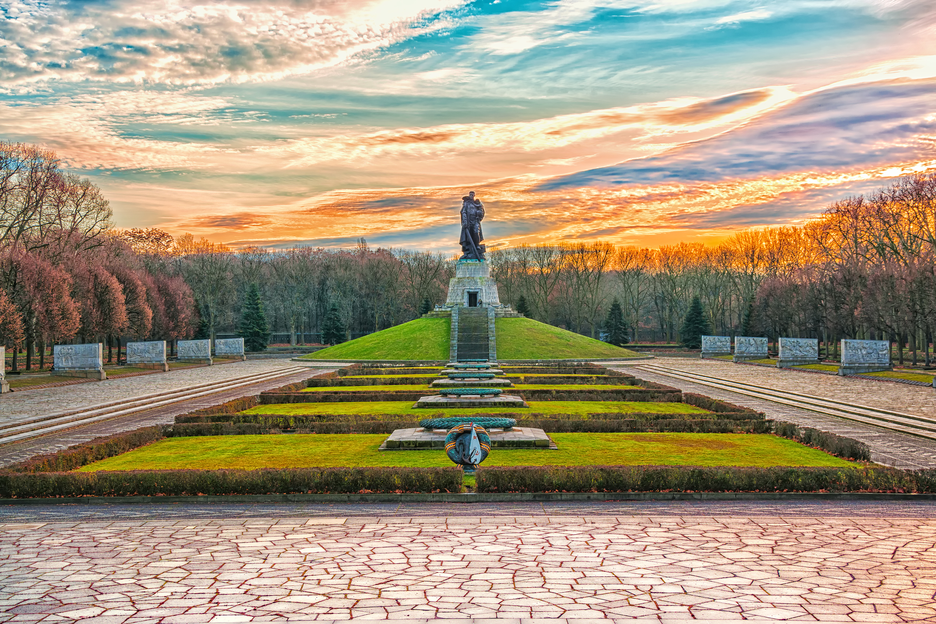 Monumentalt krigsminde i Berlins Treptower Park fotograferet i gyldent lys