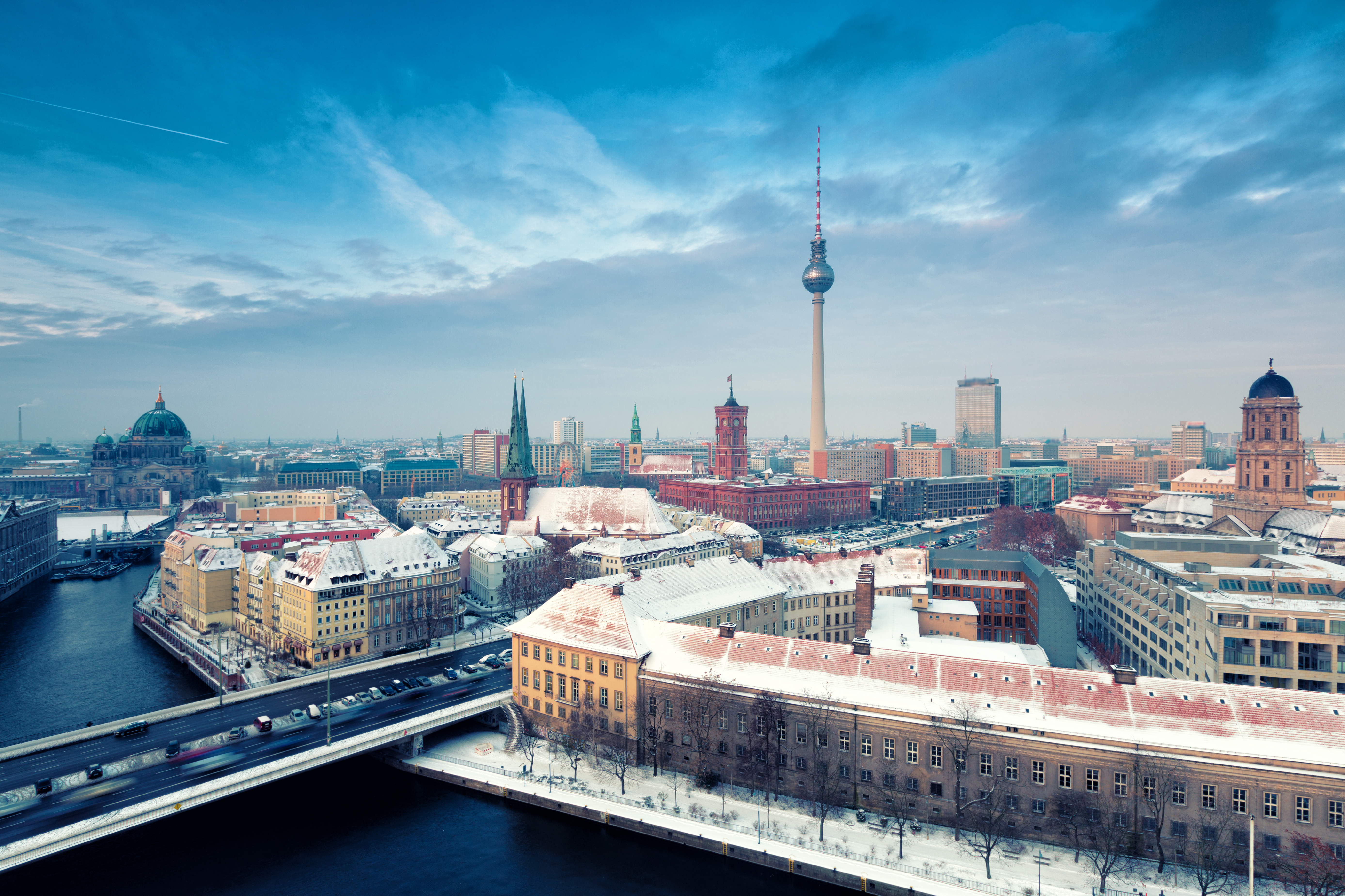 Berlin TV-tårn og historiske bygninger dækket af sne langs Spree-floden