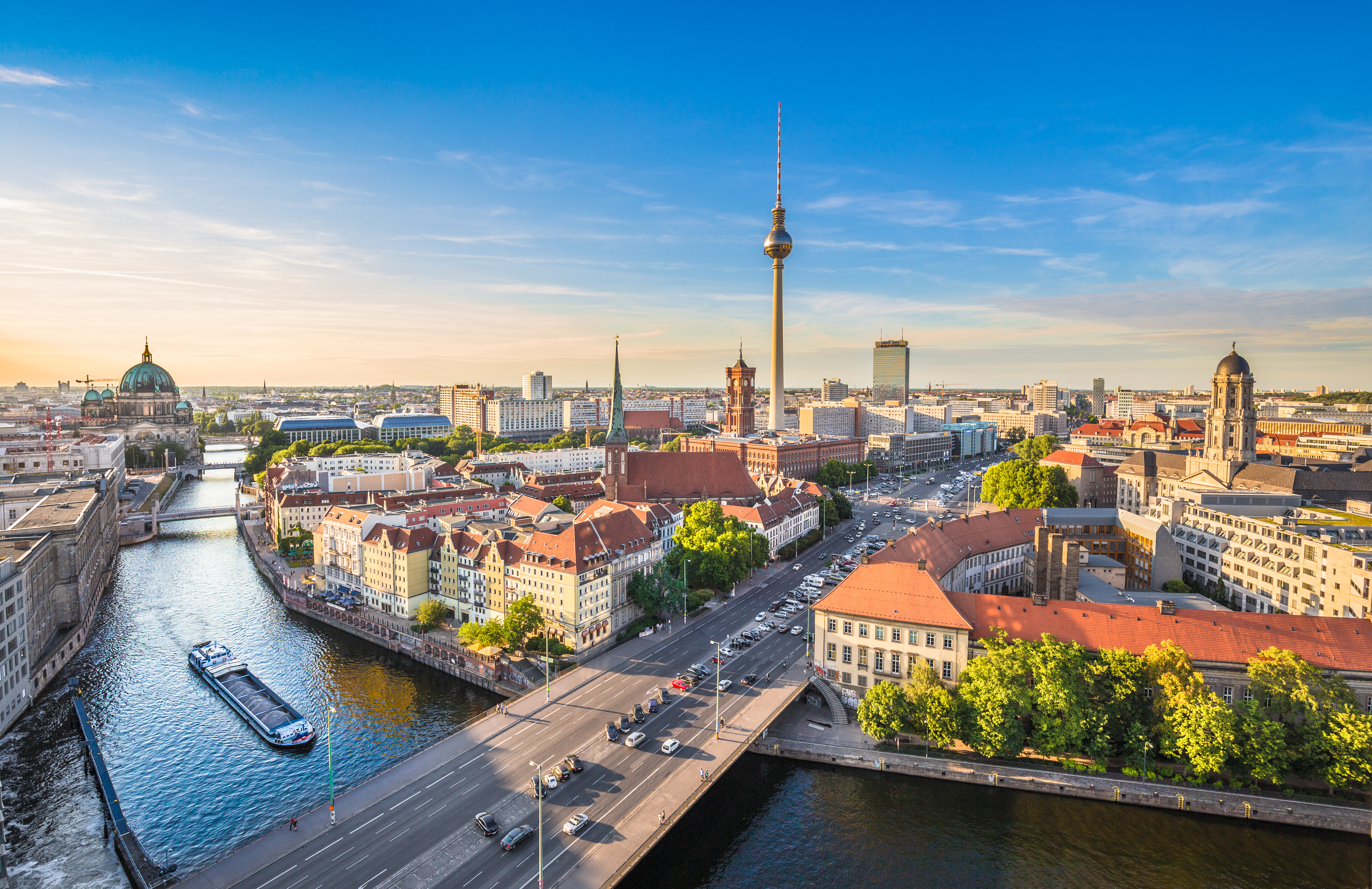 Berlin tv-tårn og Nikolaiviertel set fra floden i gyldent lys