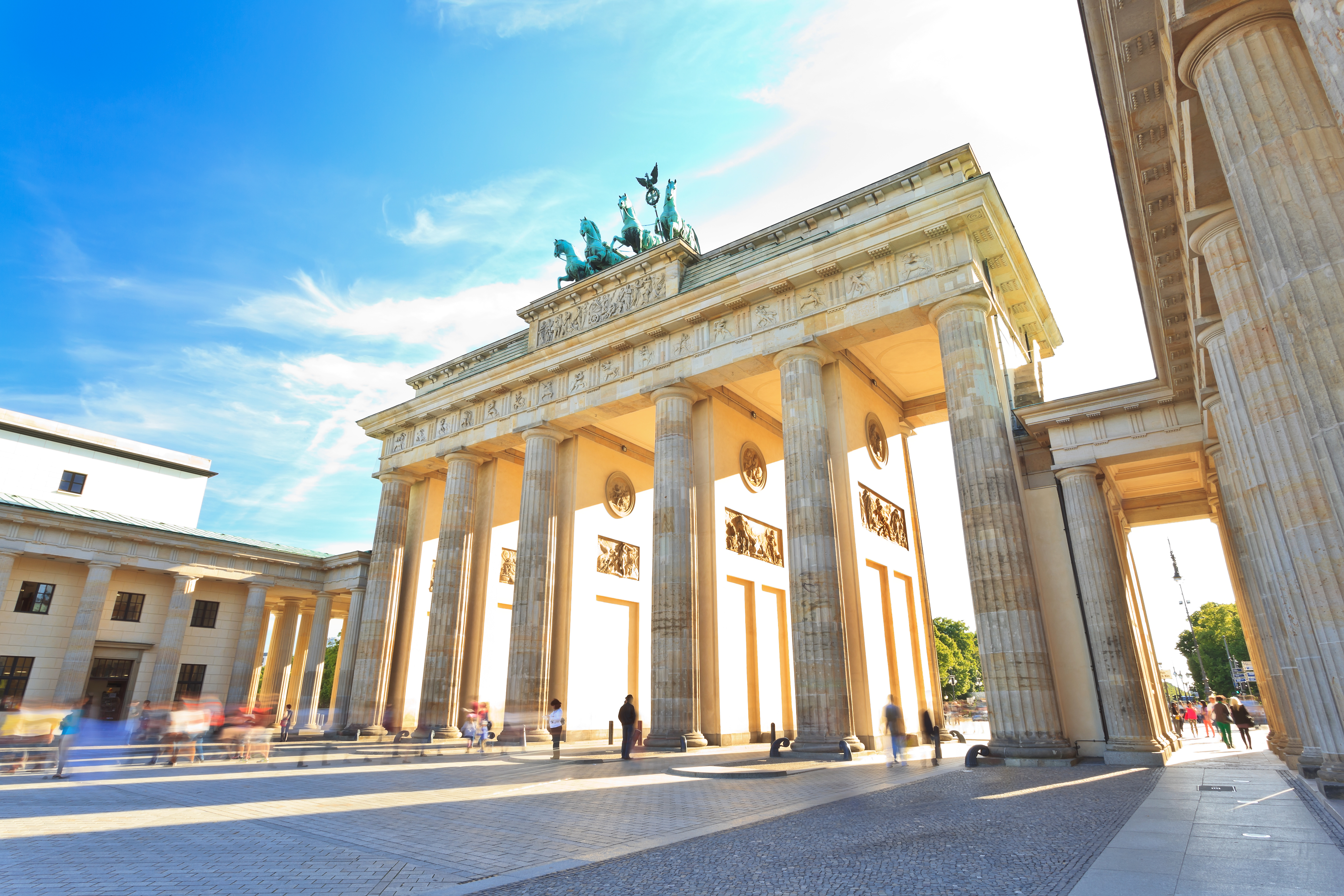 Det historiske Brandenburger Tor med kvadriga statue på toppen i Berlin Tyskland