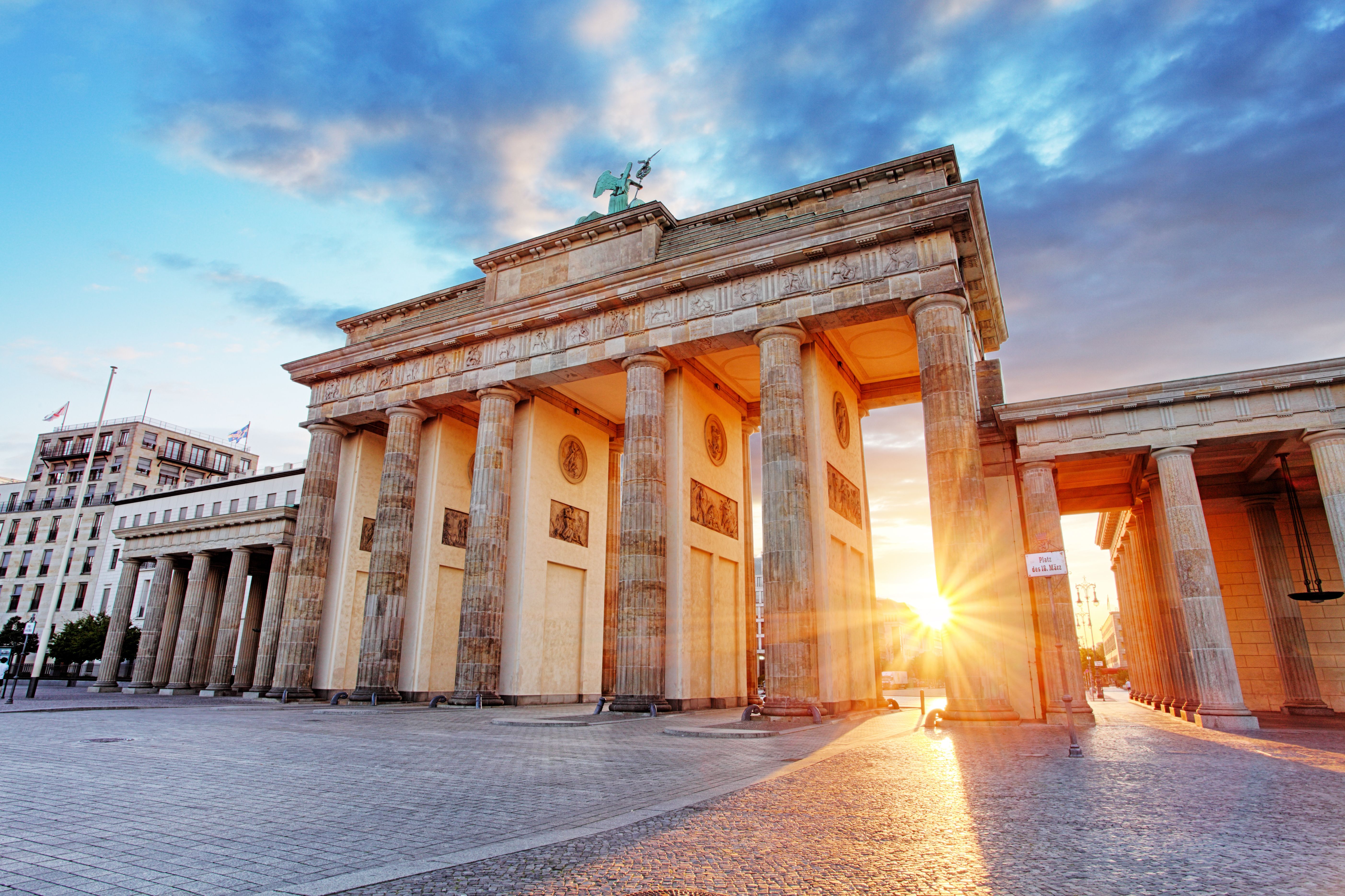 Berlins mest kendte vartegn Brandenburg Port med smukke solstråler i baggrunden