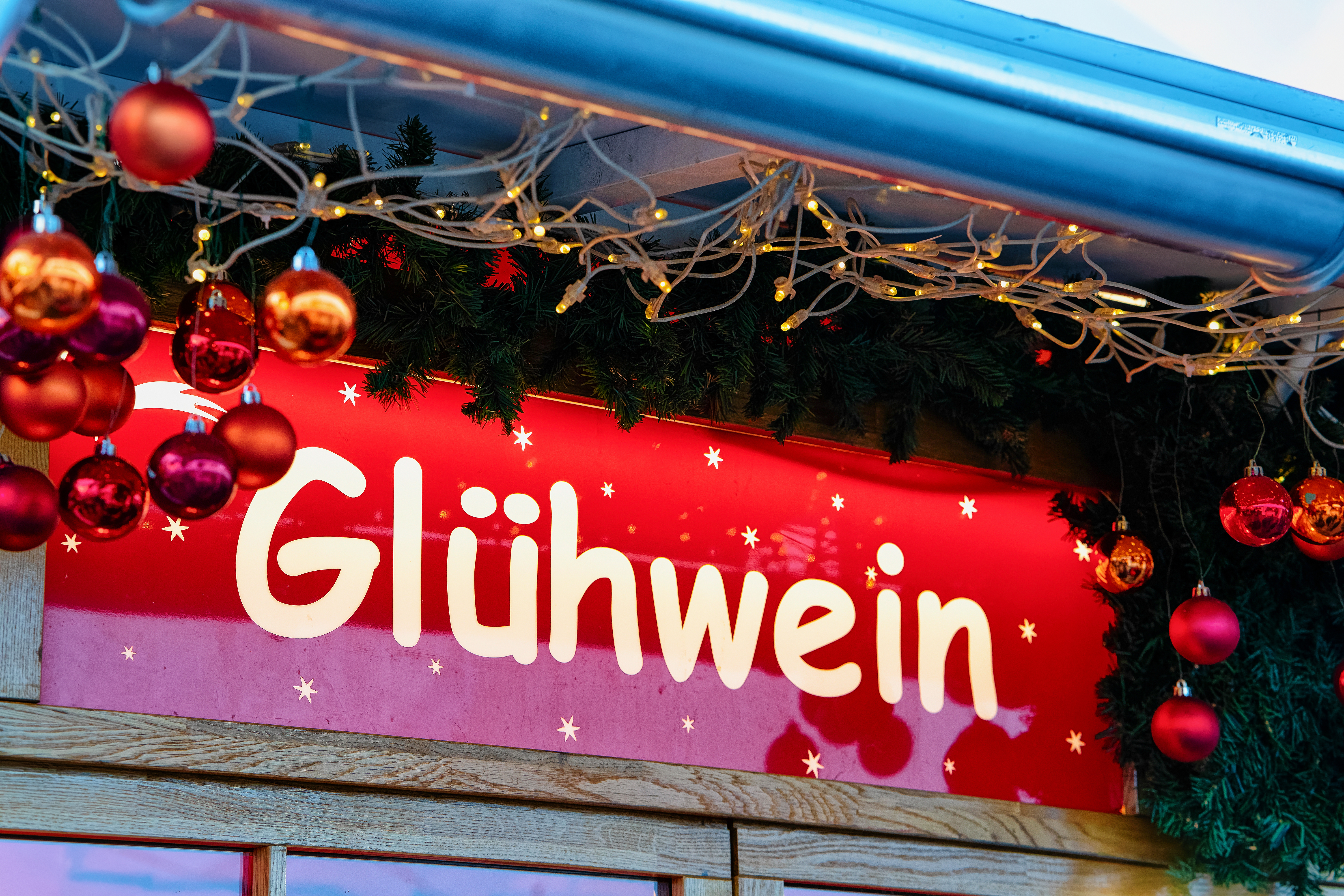 Autentisk tysk Glühwein-stade på Weihnachtsmarkt i Berlin med rød juledekoration