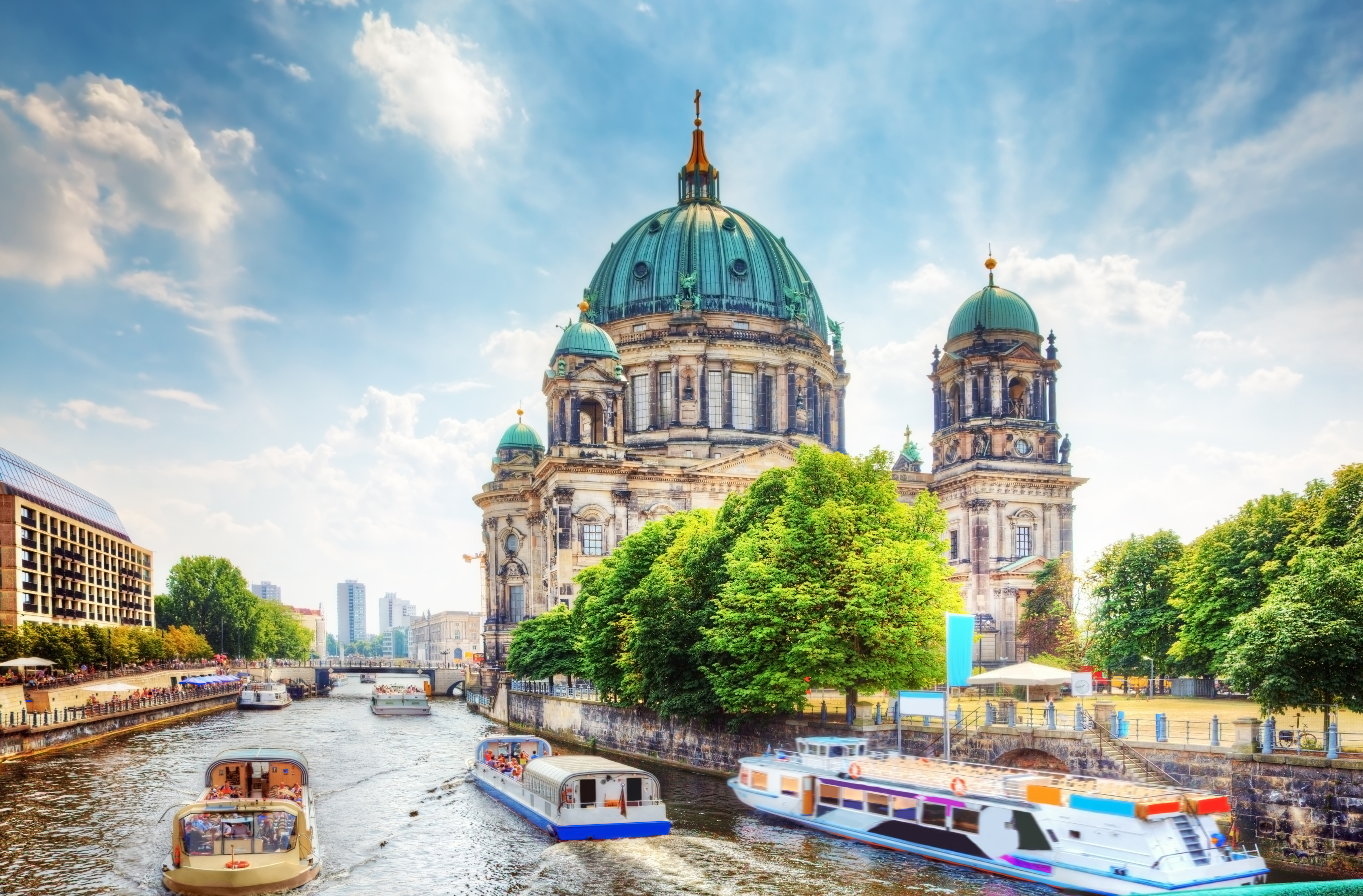 Berliner Domkirke og både på Spree floden i Berlin Tyskland