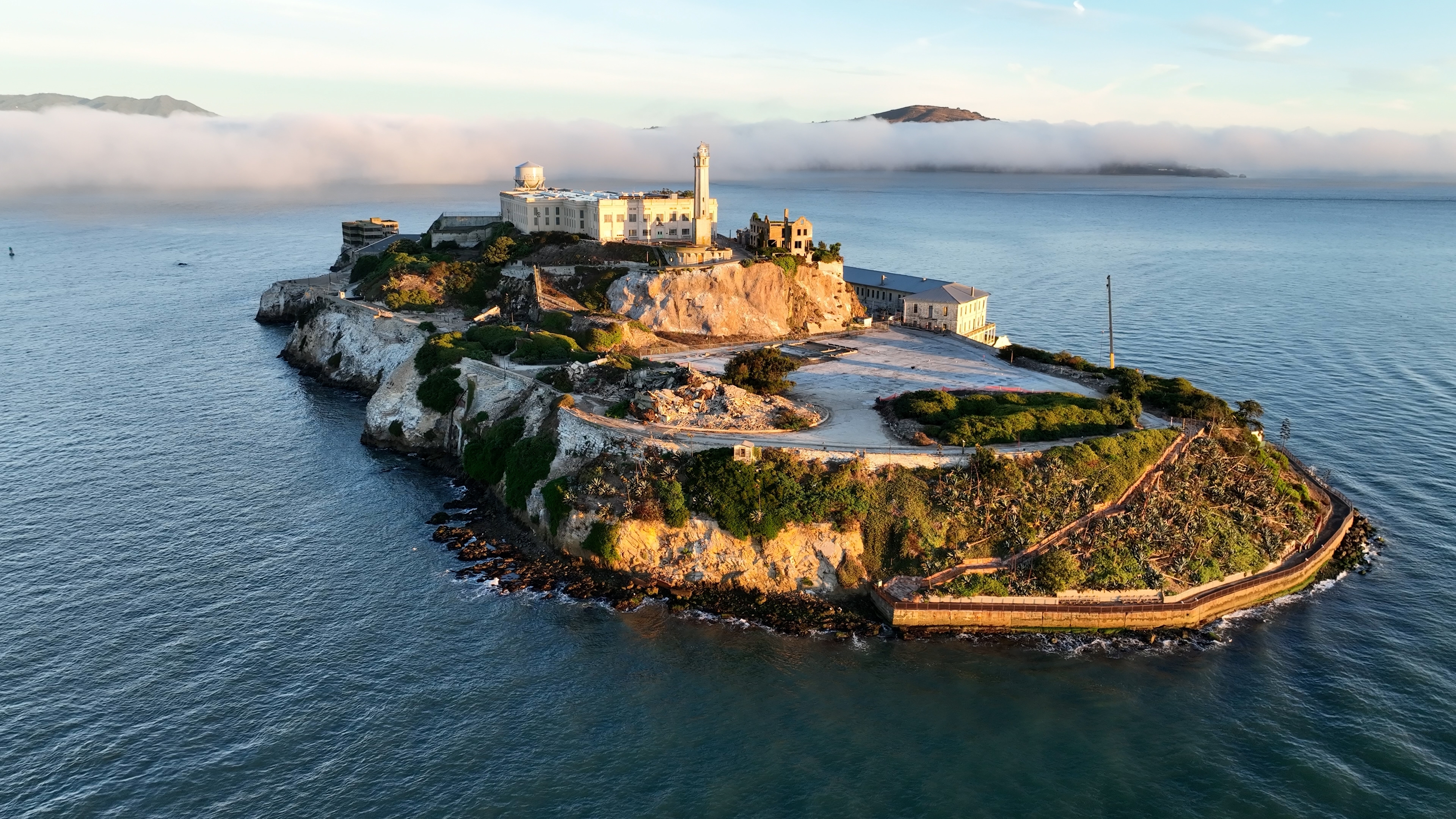 Luftbillede af den berømte Alcatraz ø med fængsel og fyrtårn i San Francisco