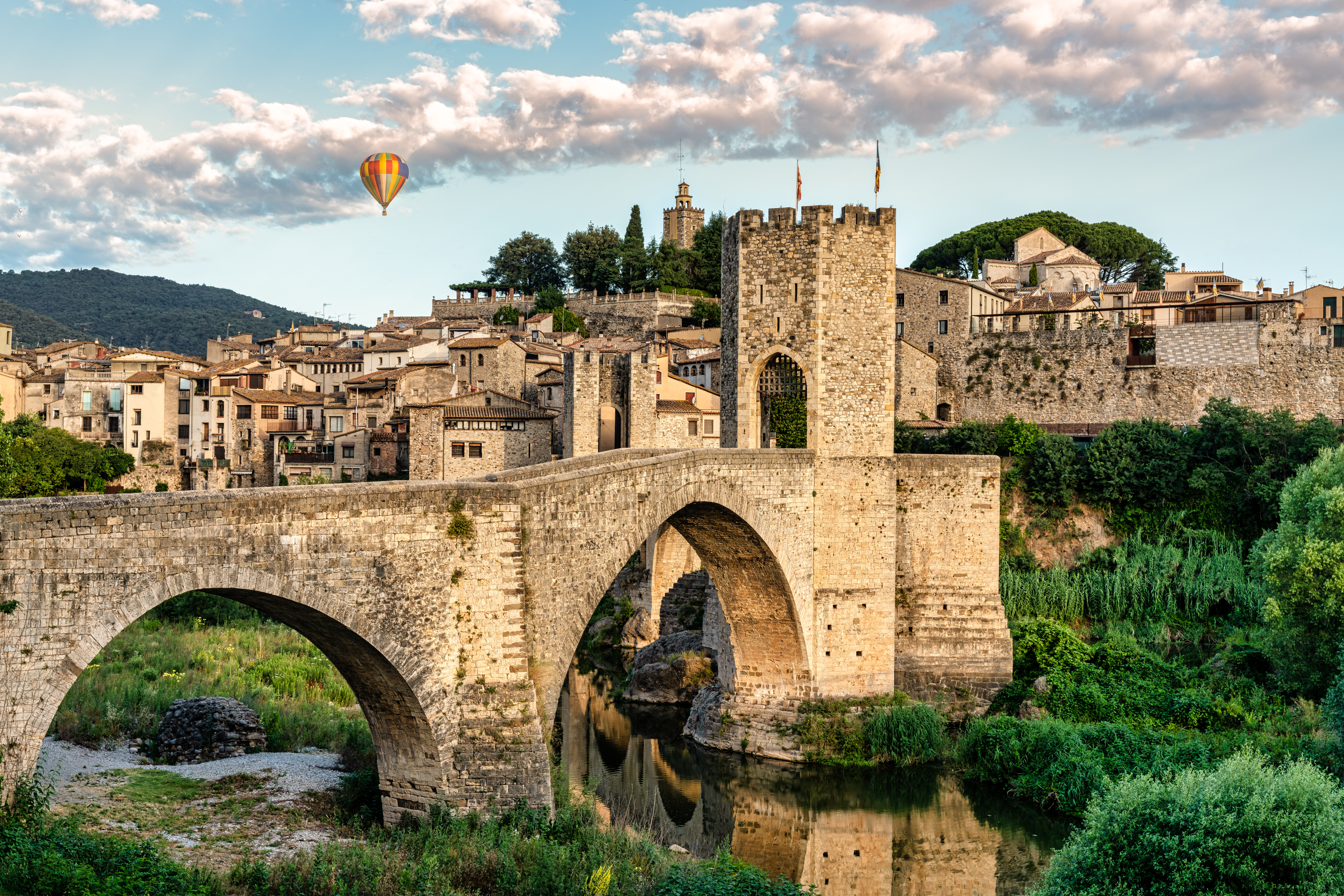 Historisk middelalderlig stenbro i Besalú, Catalonien med tårnport og luftballon over den UNESCO-bevarede landsby i Costa Brava, Spanien