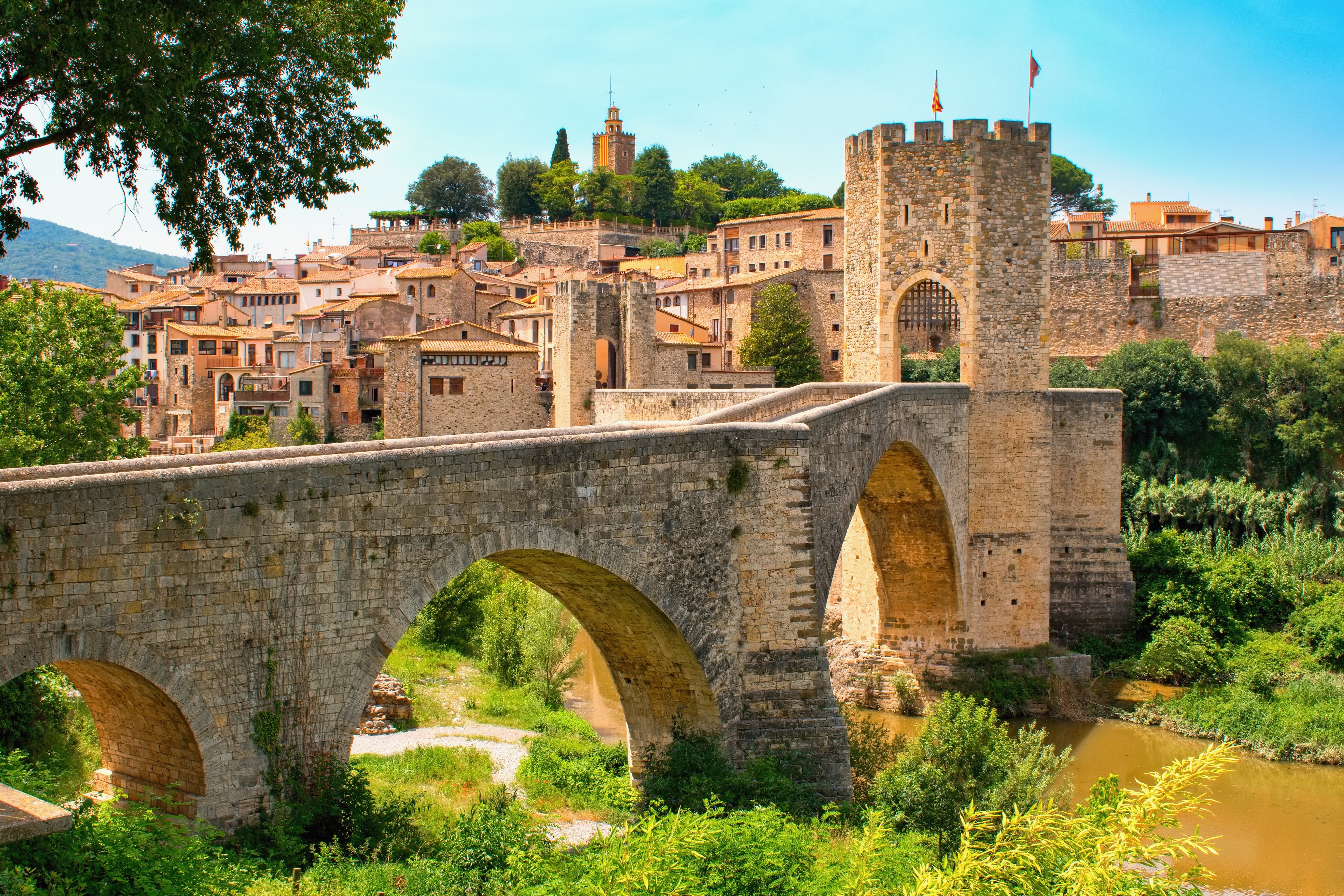 Ikonisk middelalderlig stenbro over Fluvia-floden i Besalú på Costa Brava i Catalonien, Spanien