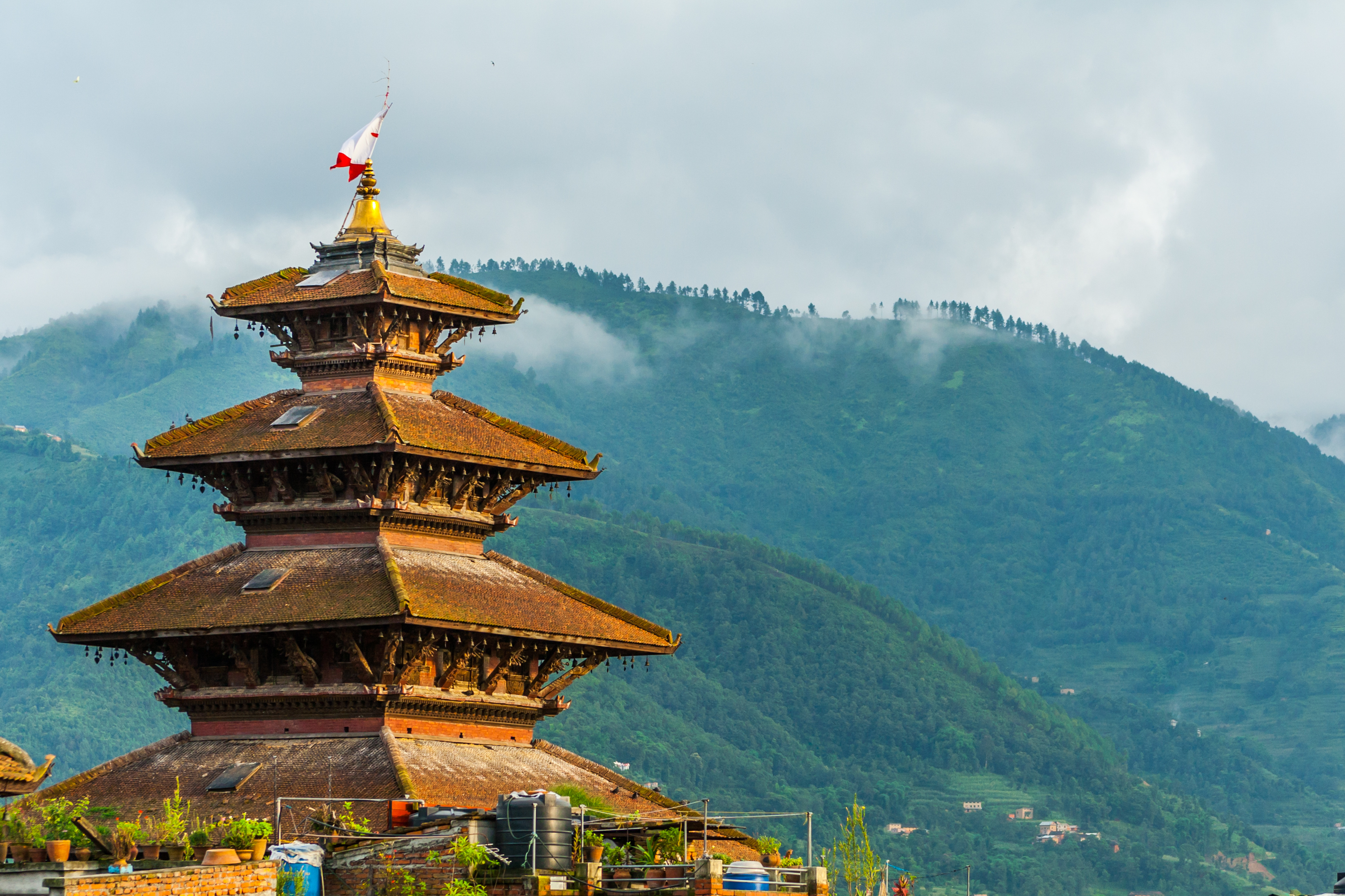 Majestætisk pagode-tempel på Durbar Plads i Bhaktapur med grønne bjerge