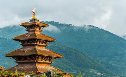 Majestætisk pagode-tempel på Durbar Plads i Bhaktapur med grønne bjerge