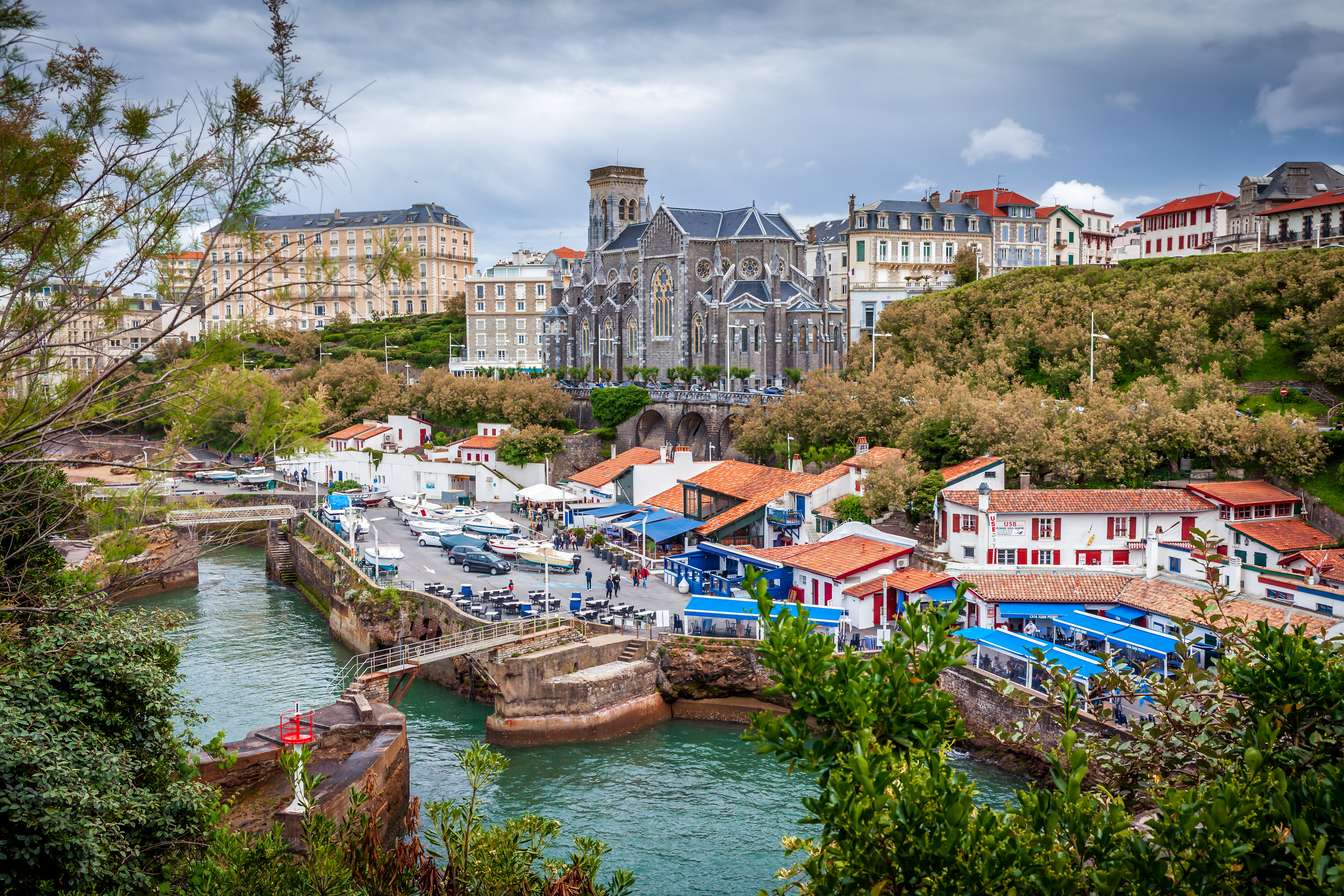 Magisk udsigt over Biarritz med den smukke gotiske kirke, farverige fiskerhuse og den blå havn i Baskerlandet, Frankrig