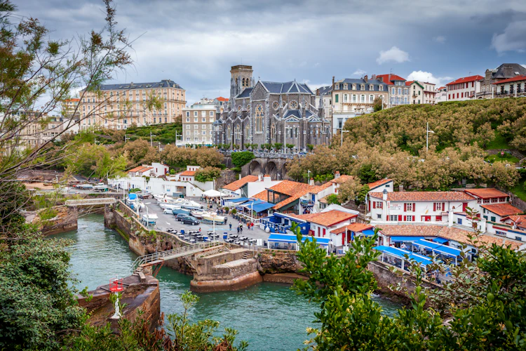 Magisk udsigt over Biarritz med den smukke gotiske kirke, farverige fiskerhuse og den blå havn i Baskerlandet, Frankrig