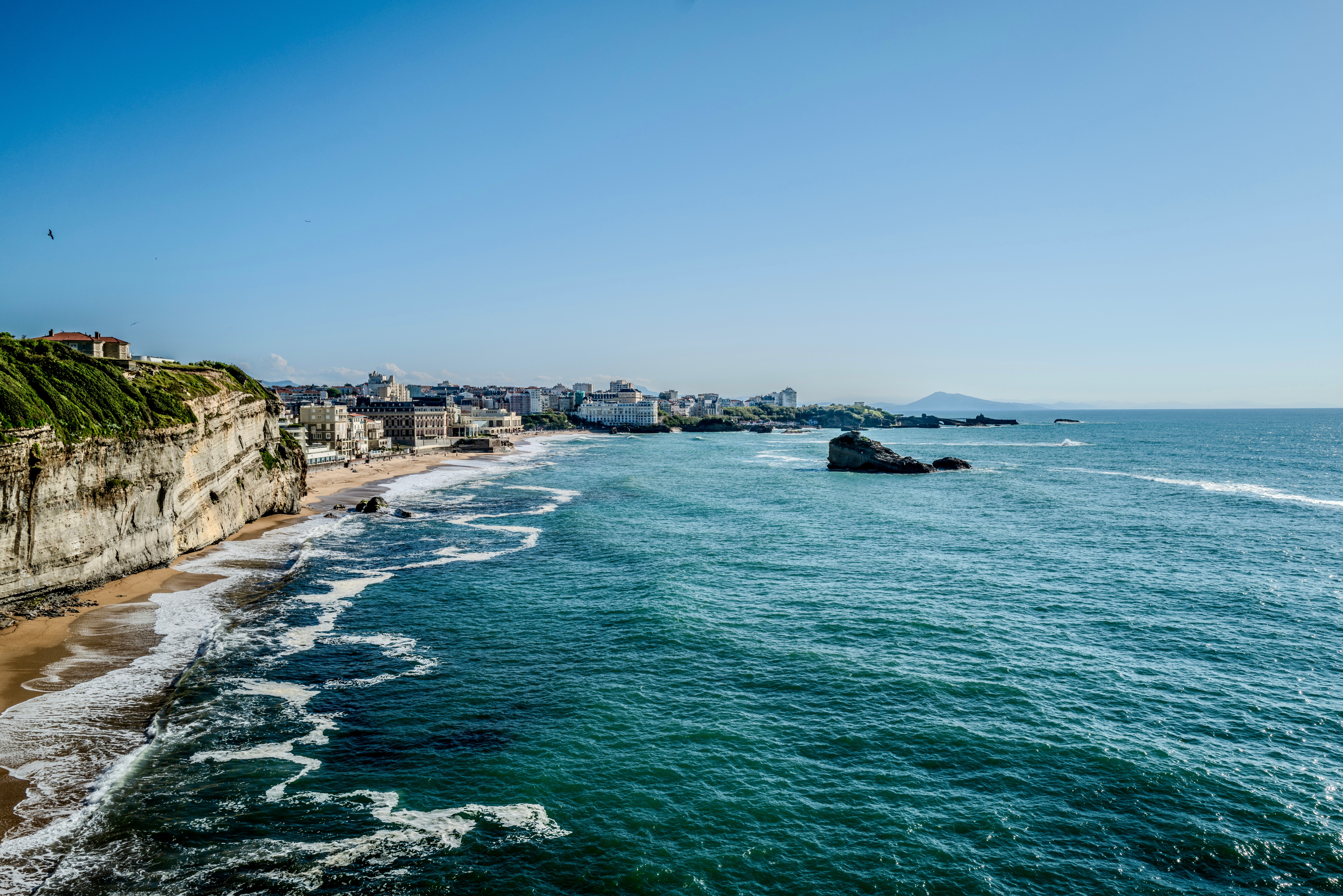 Spektakulaer udsigt over Biarritz strand og kyst med turkise boelger fra Atlanterhavet