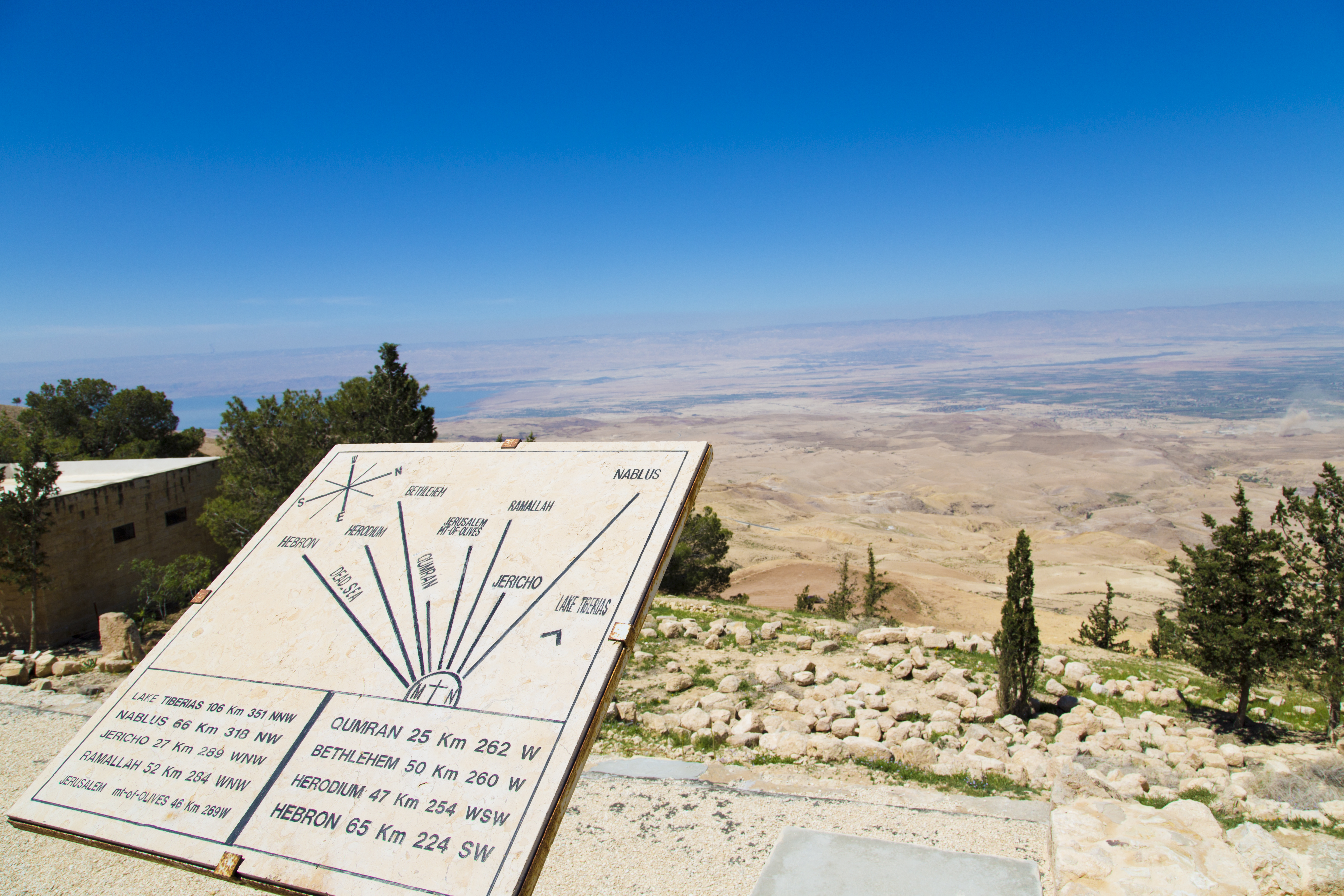 Storslået udsigt fra det bibelske Mount Nebo i Jordan med retningskort over det hellige land og Det Døde Hav