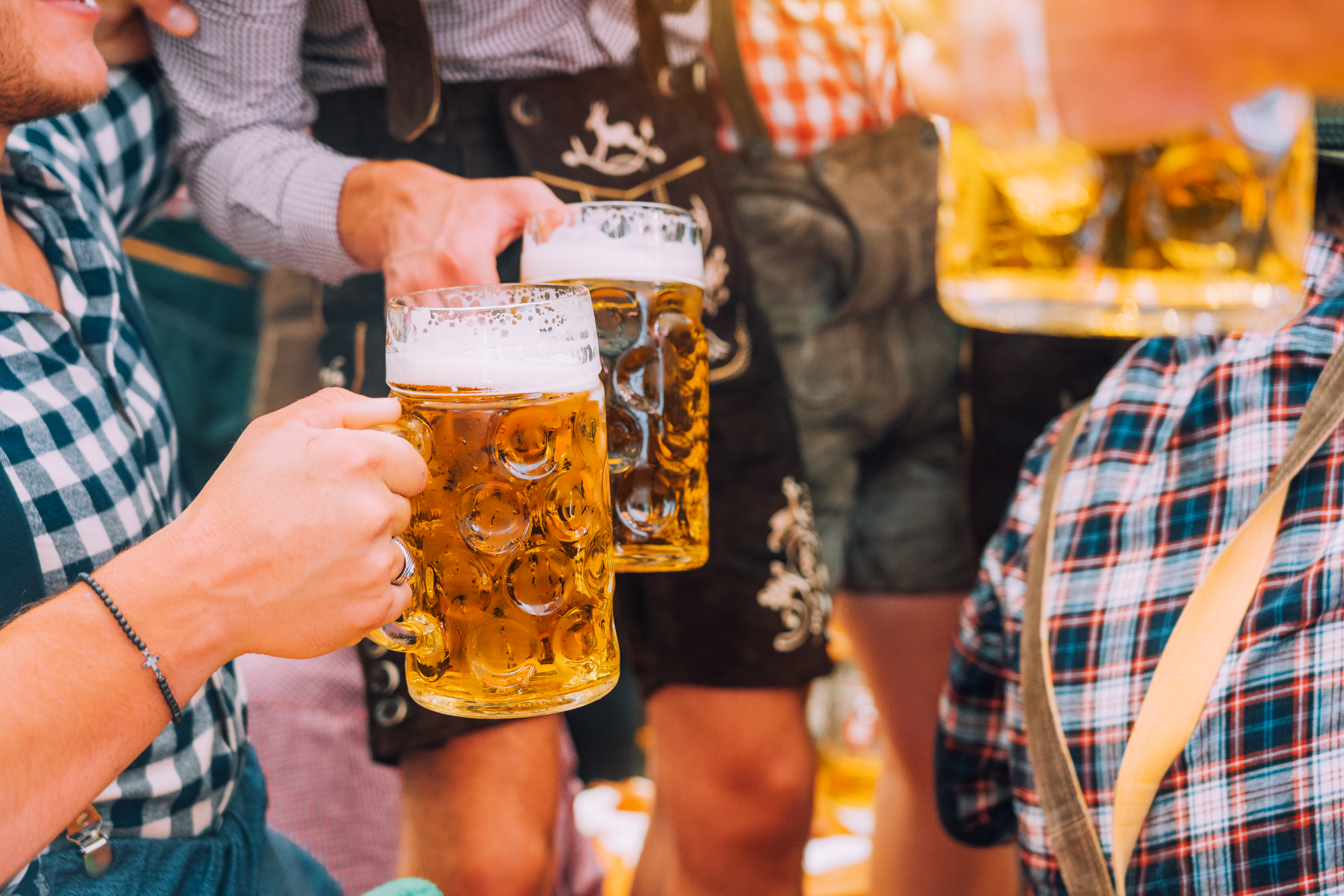 Stemningsfuld skål med store ølkrus på den traditionsrige Oktoberfest i München, oplev ægte bayersk festkultur med Nille Rejser
