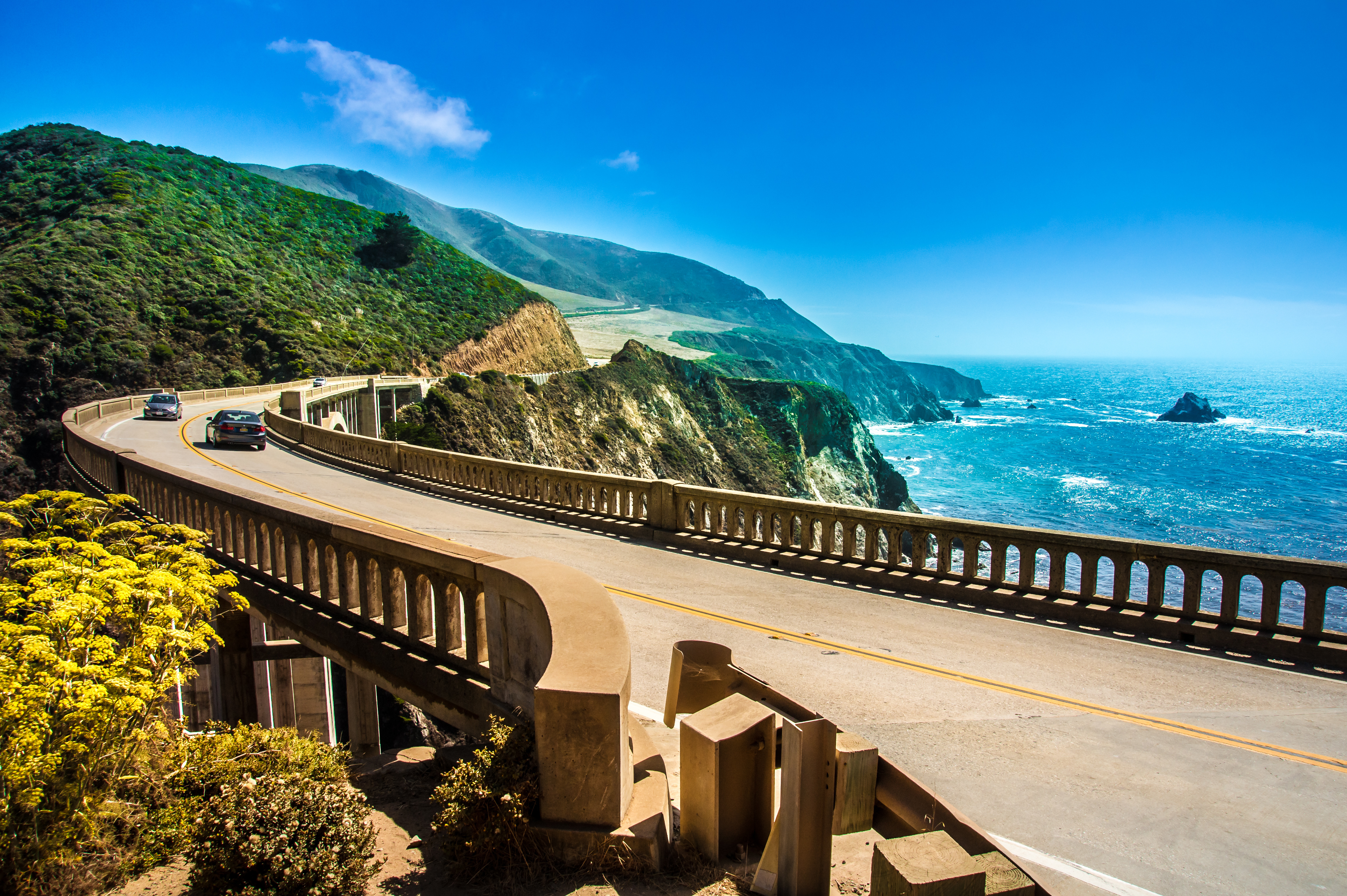 Berømt bro ved Big Sur på Californiens vestkyst med spektakulær udsigt over Stillehavet
