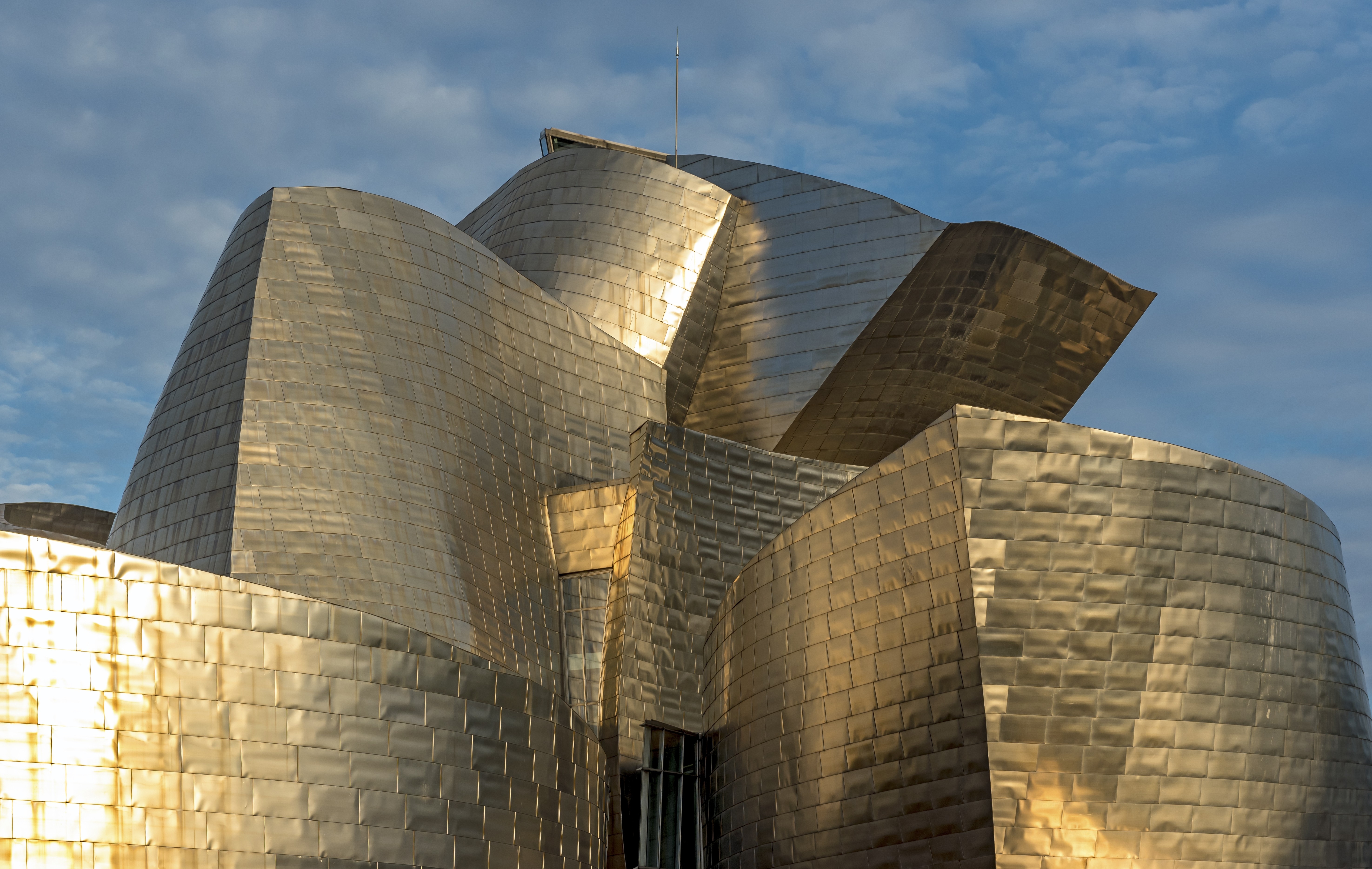 Frank Gehrys mesterværk Guggenheim Museum i Bilbao med sine skinnende titaniumsoverflader - en af Spaniens mest spektakulære bygninger og turistattraktioner