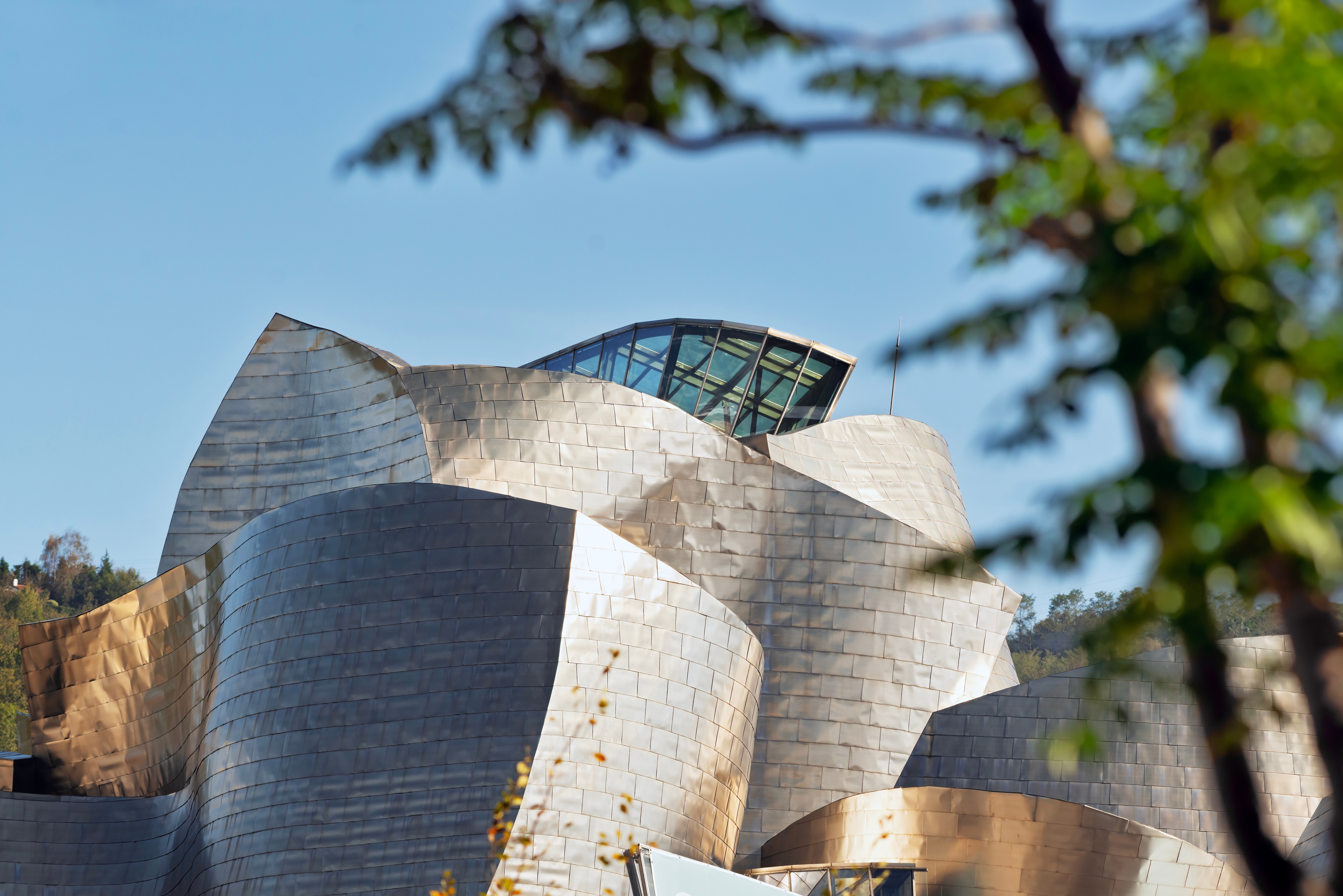 Det ikoniske Guggenheim Museum i Bilbao med sin banebrydende titaniumfacade og kurvelinjede moderne arkitektur i Spanien