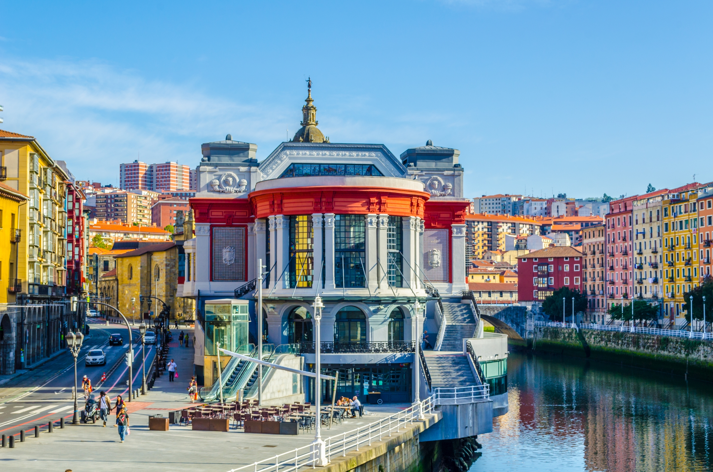 Det livlige Mercado de la Ribera i Bilbao, et paradis for madentusiaster med sit store udvalg af friske råvarer, håndværk og lokale baskiske specialiteter