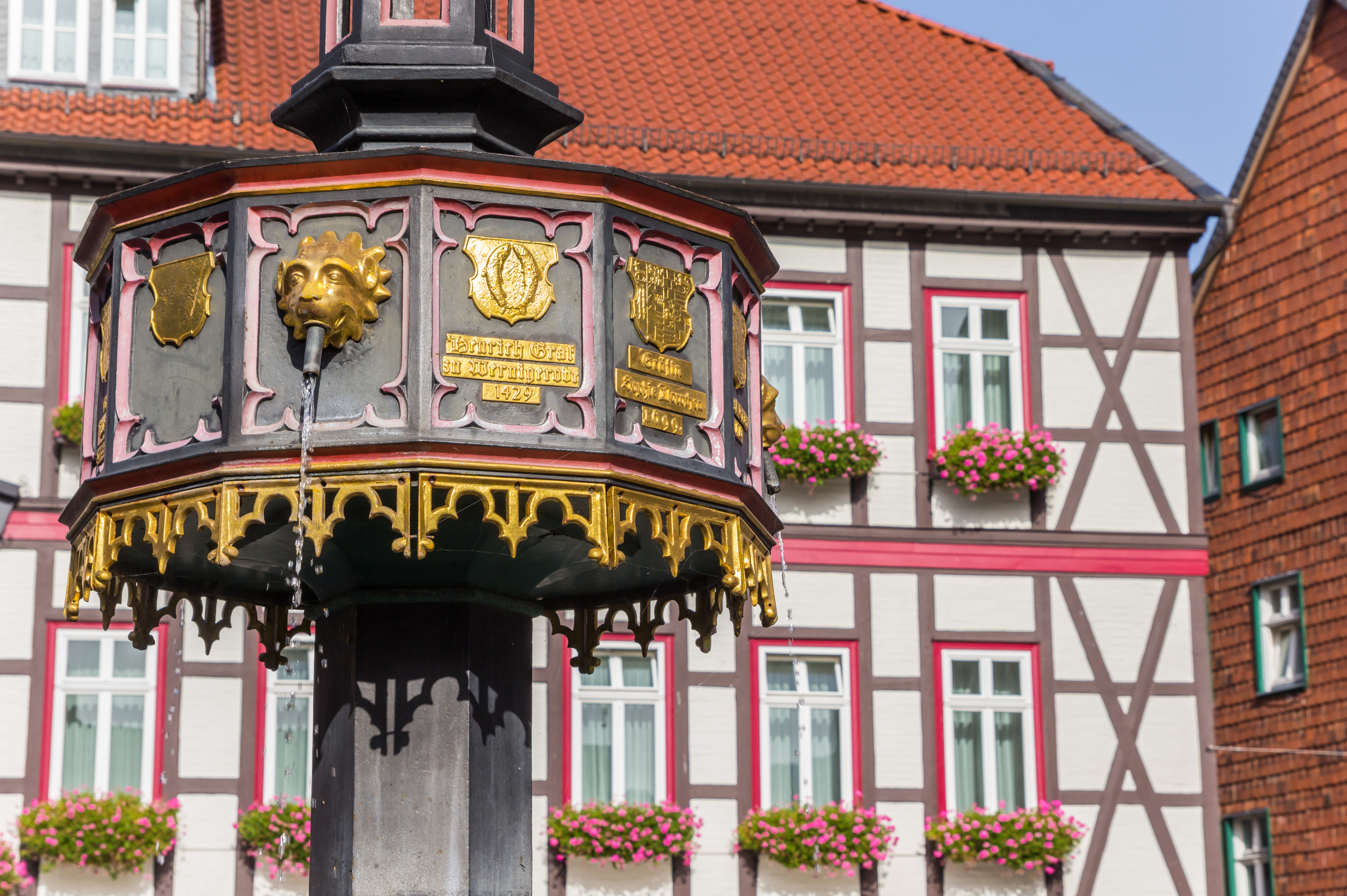 Traditionel tysk bindingsværksarkitektur på torvet i Wernigerode, Sachsen-Anhalt